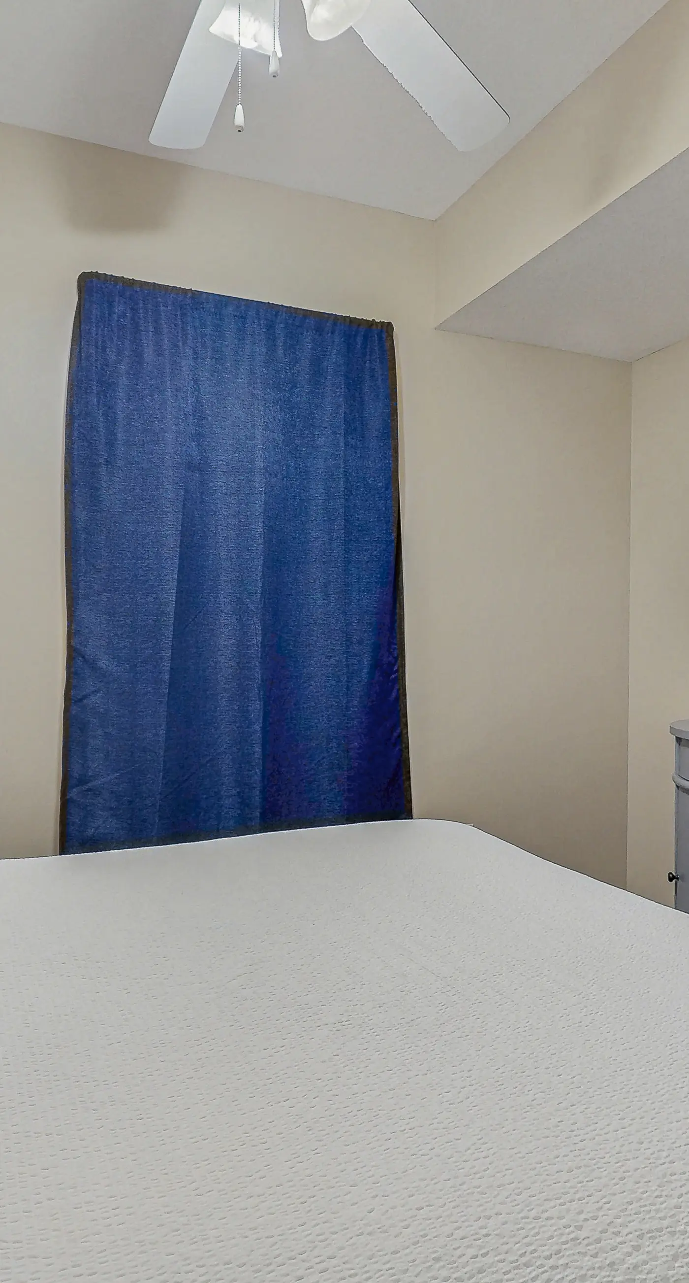 Well-equipped 22nd-floor condo with furnished balcony, beach views, shared pool