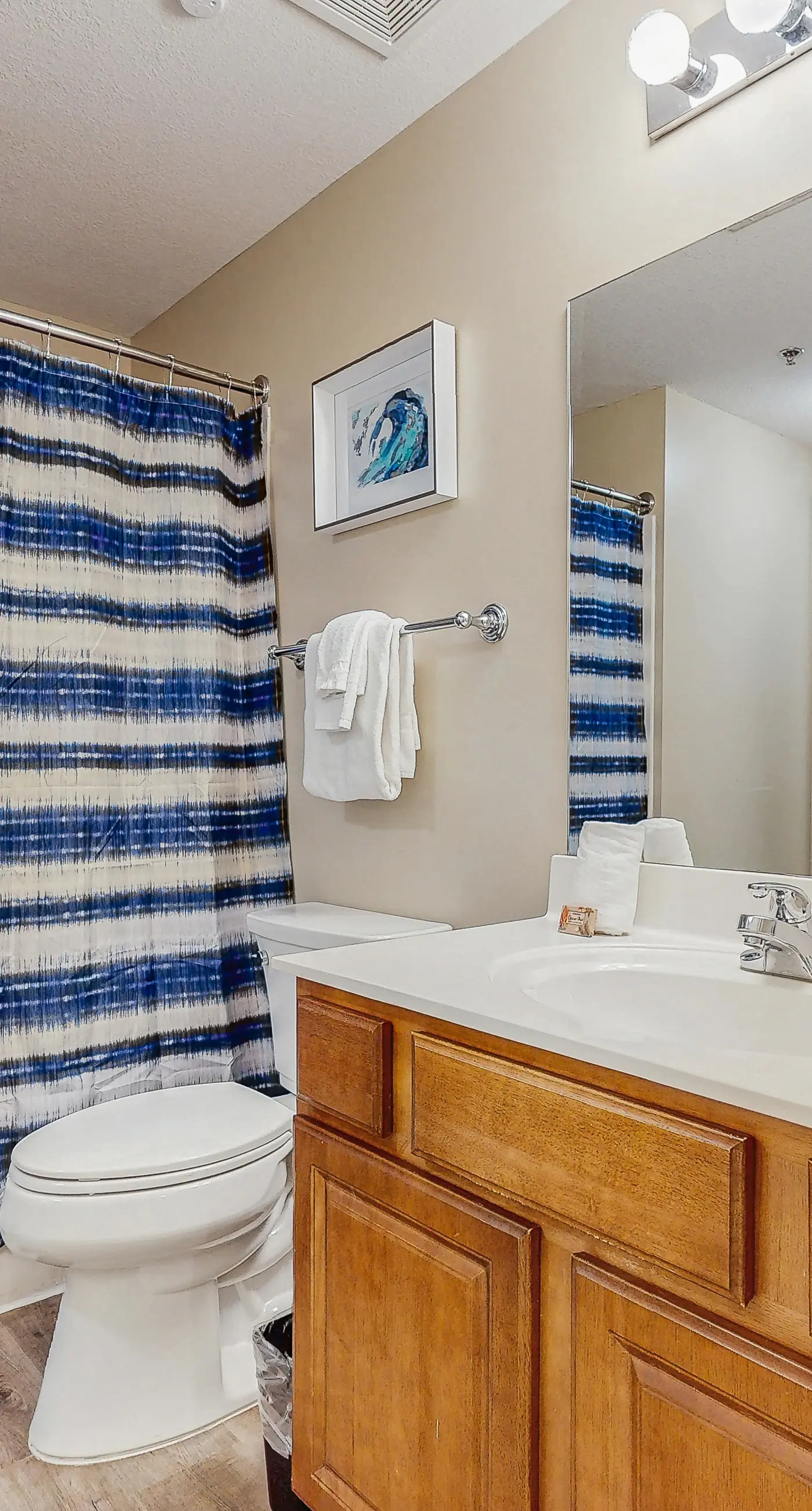 Well-equipped 22nd-floor condo with furnished balcony, beach views, shared pool