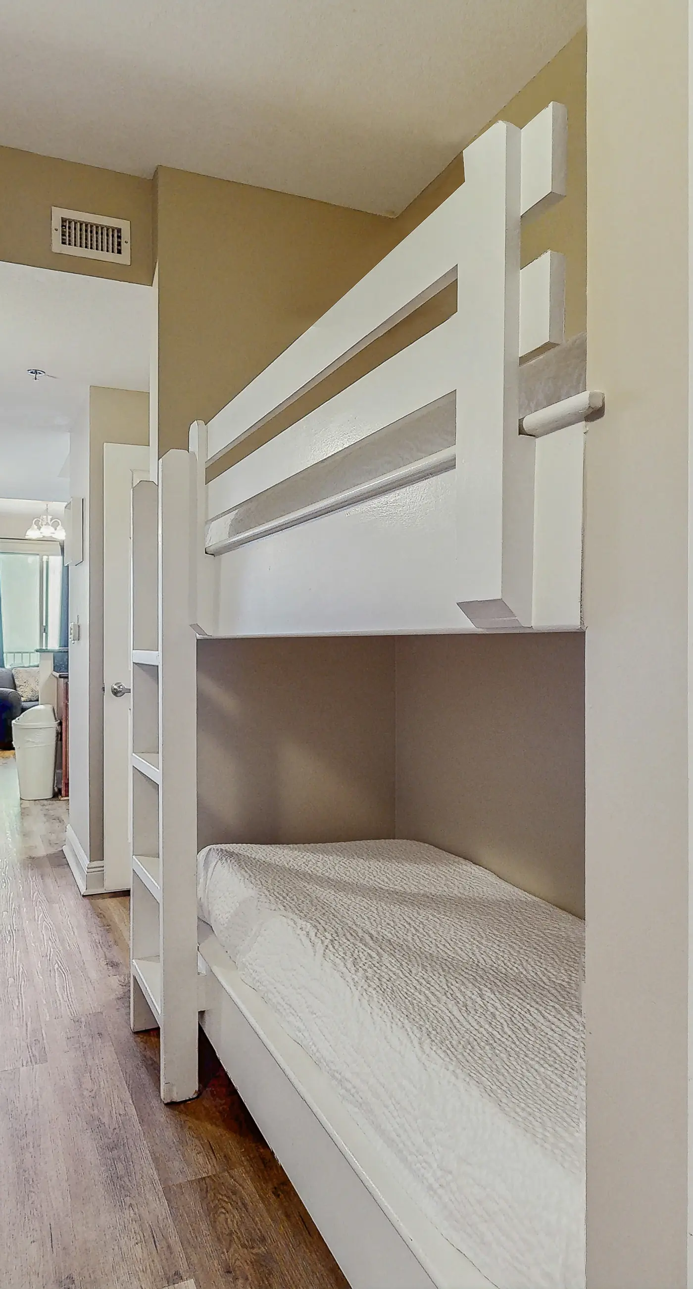 Well-equipped 22nd-floor condo with furnished balcony, beach views, shared pool