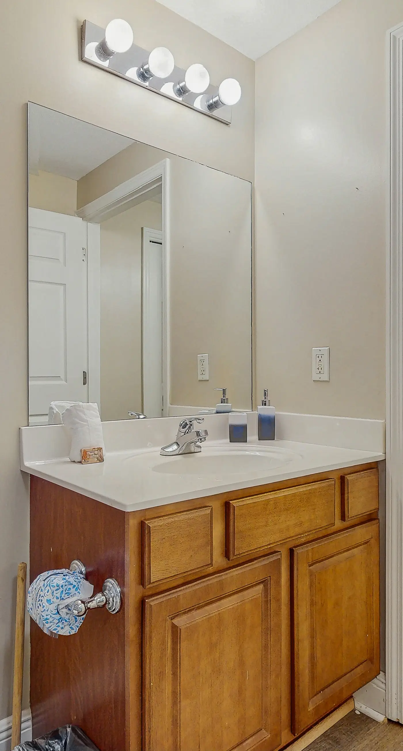 Well-equipped 22nd-floor condo with furnished balcony, beach views, shared pool