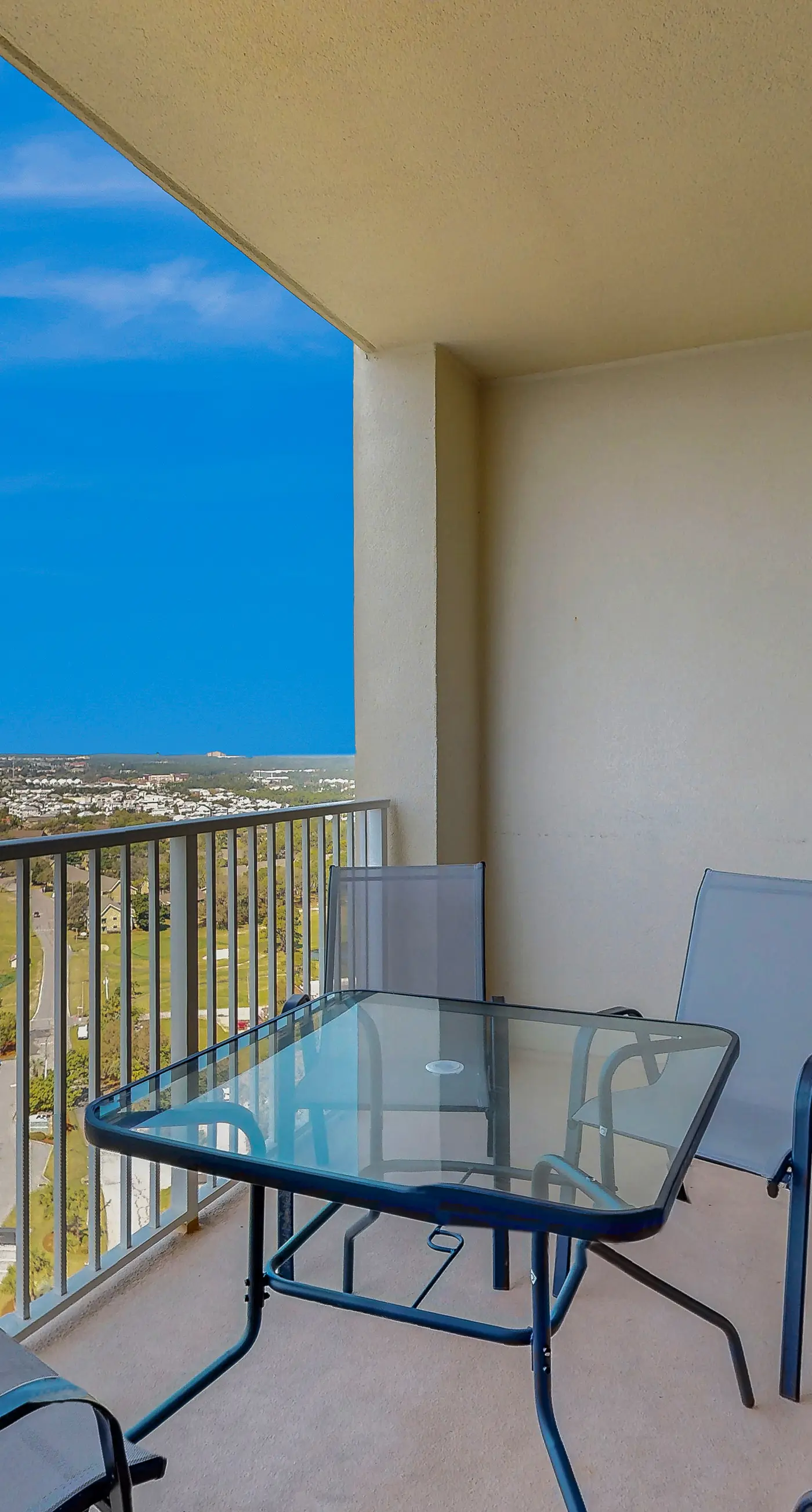Well-equipped 22nd-floor condo with furnished balcony, beach views, shared pool