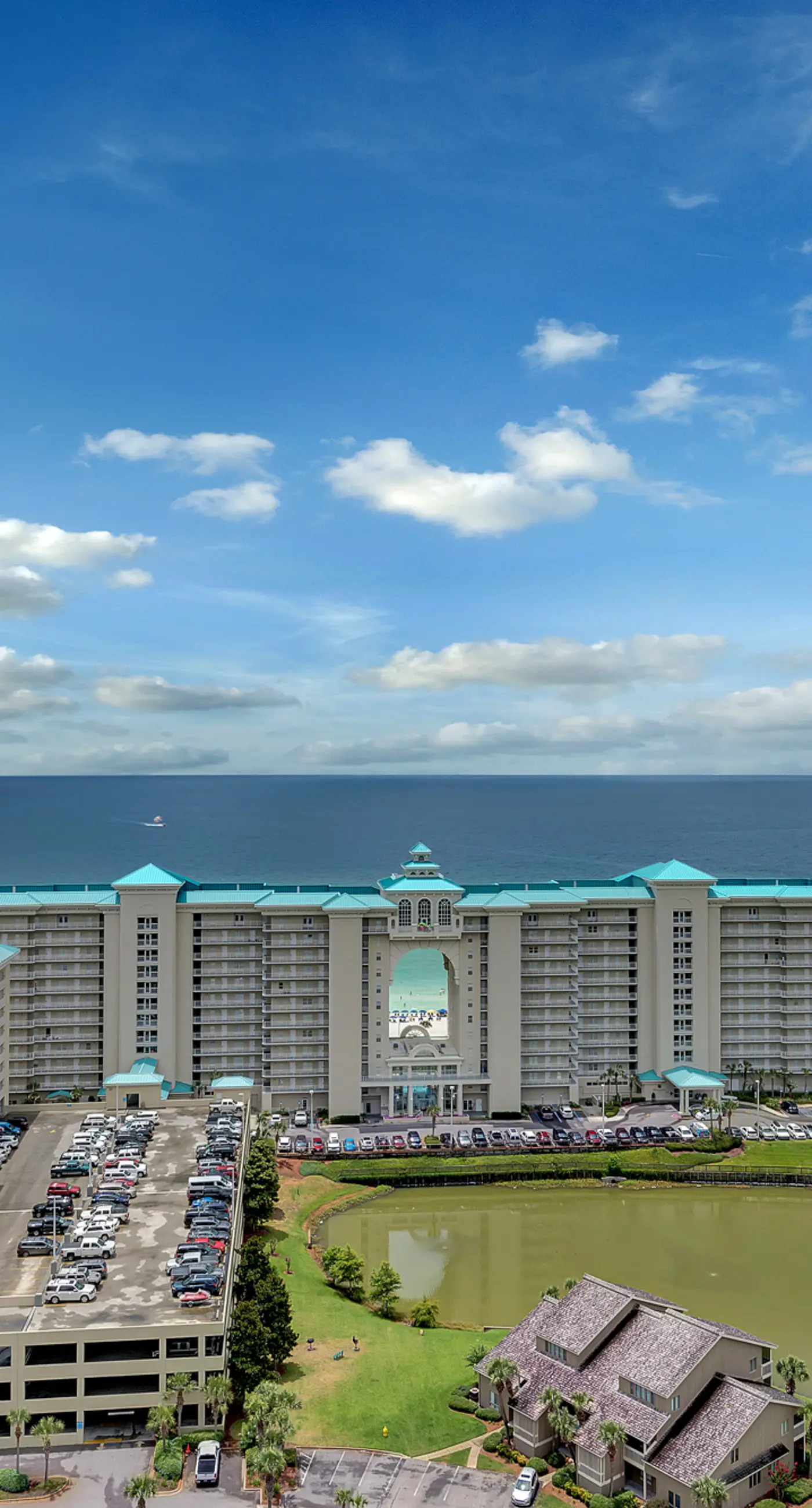 Well-equipped 22nd-floor condo with furnished balcony, beach views, shared pool
