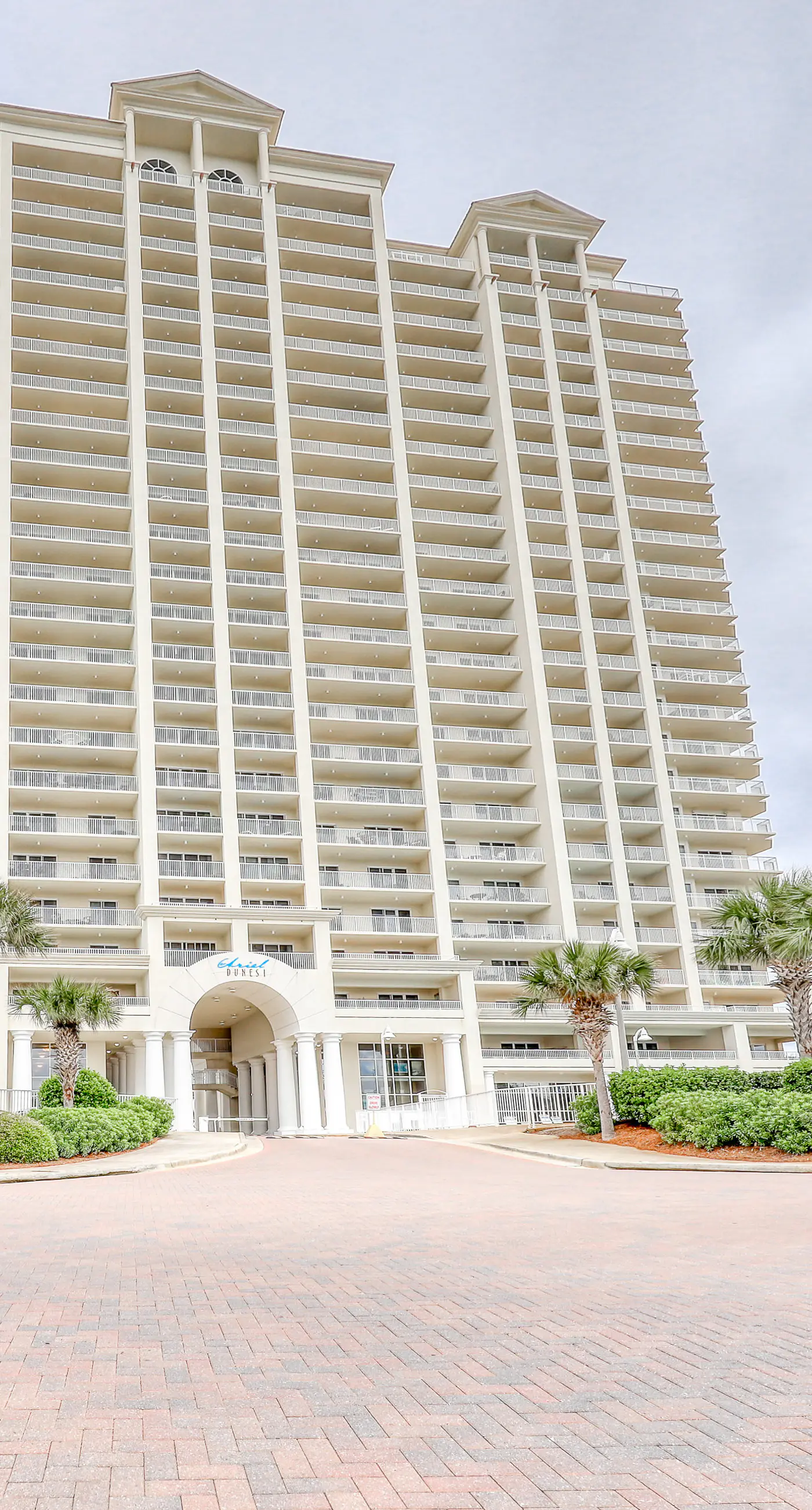 Well-equipped 22nd-floor condo with furnished balcony, beach views, shared pool