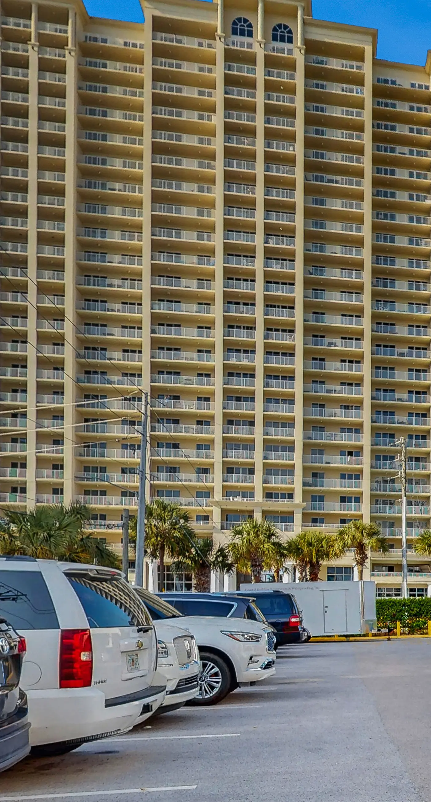 Well-equipped 22nd-floor condo with furnished balcony, beach views, shared pool