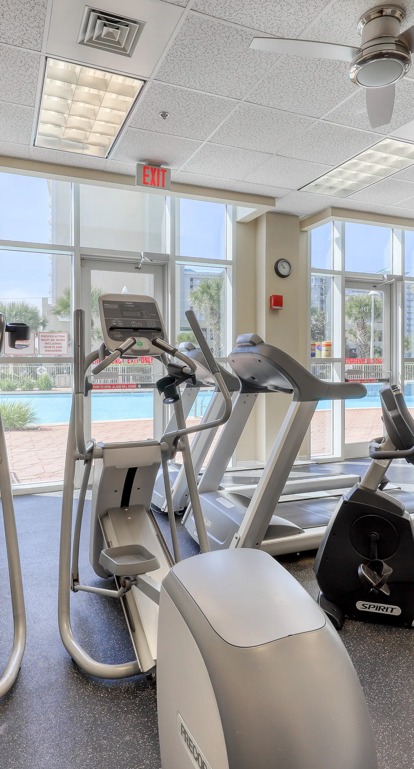 Well-equipped 22nd-floor condo with furnished balcony, beach views, shared pool