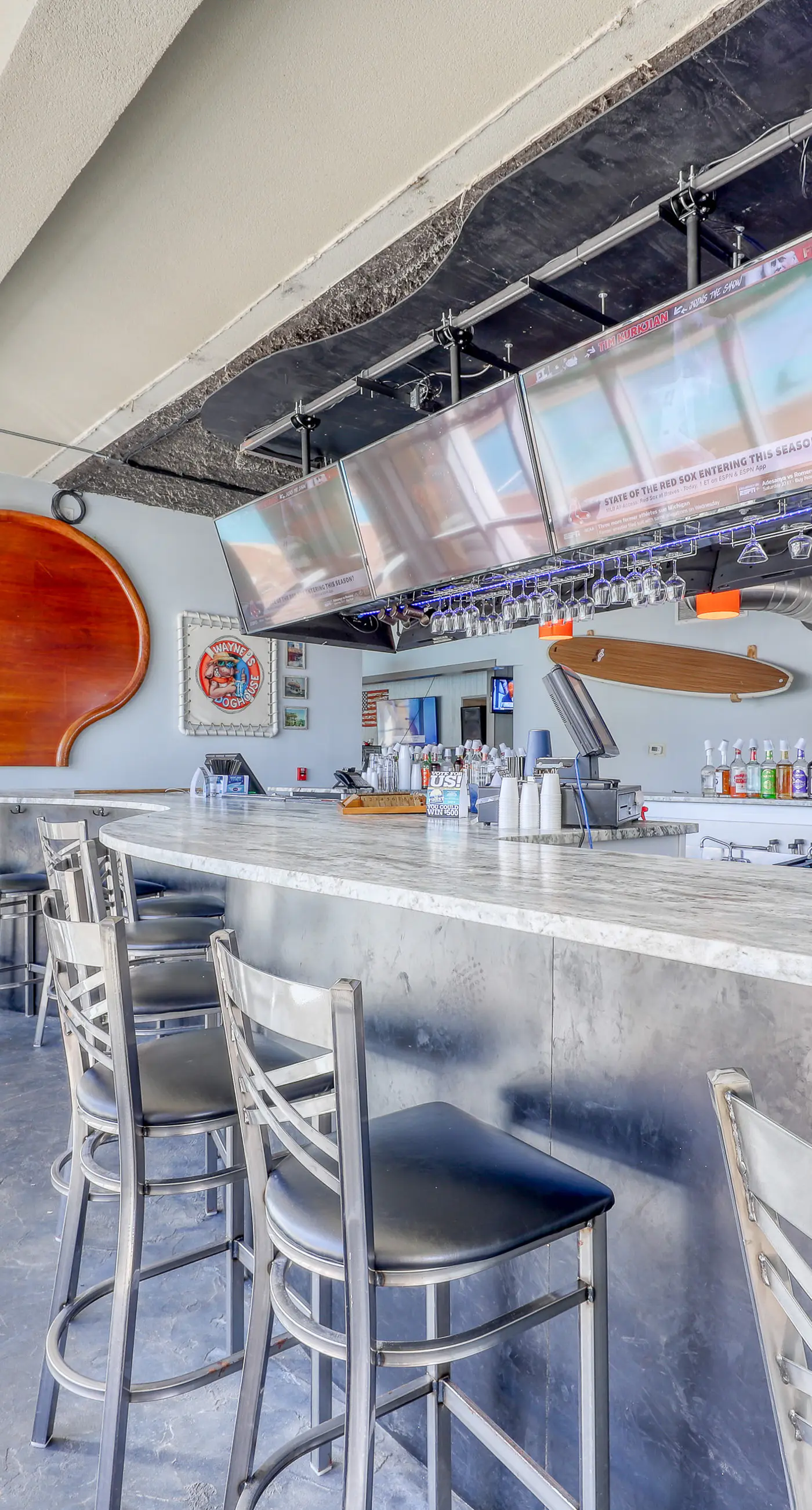 Well-equipped 22nd-floor condo with furnished balcony, beach views, shared pool