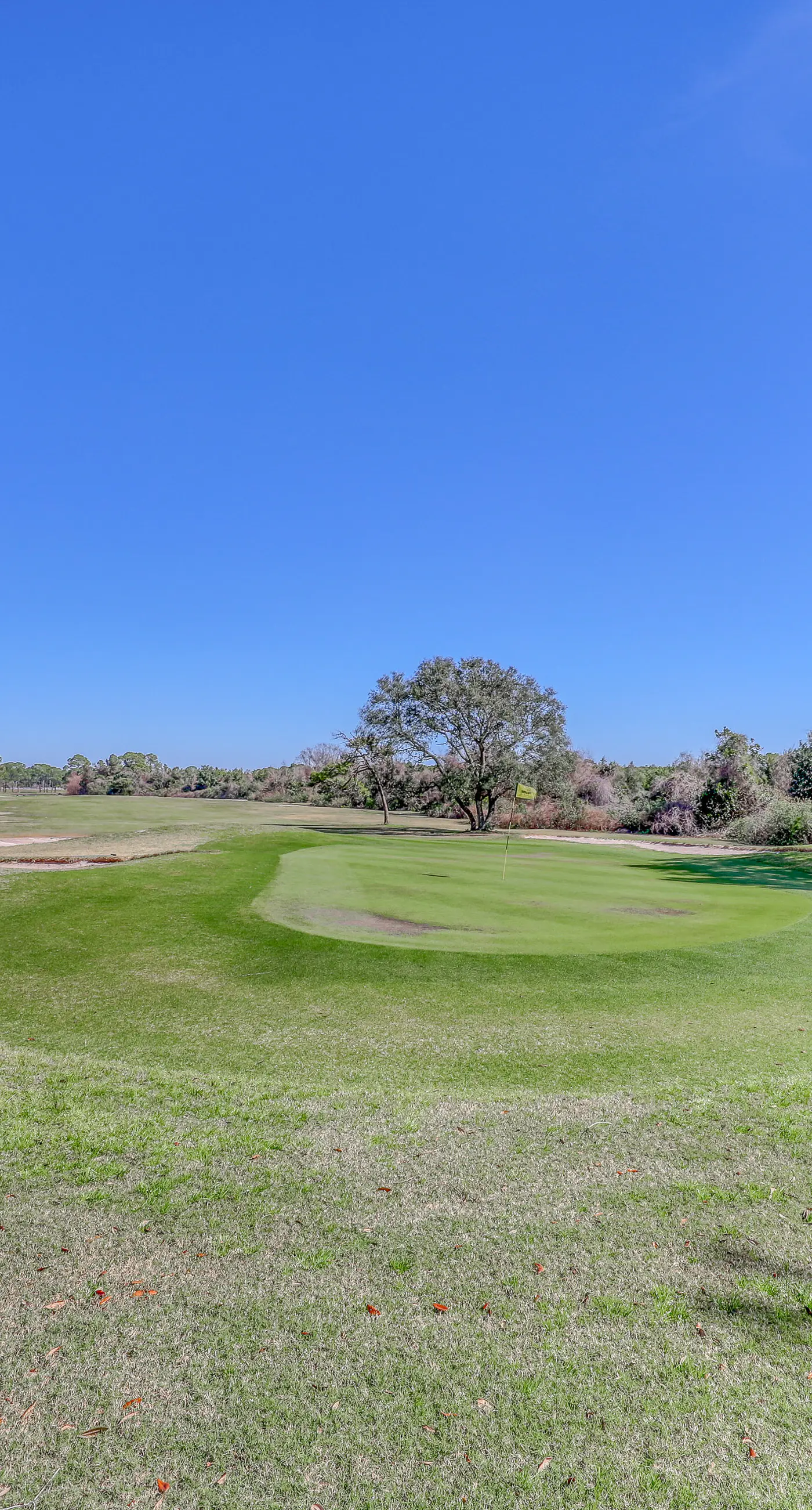Well-equipped 22nd-floor condo with furnished balcony, beach views, shared pool