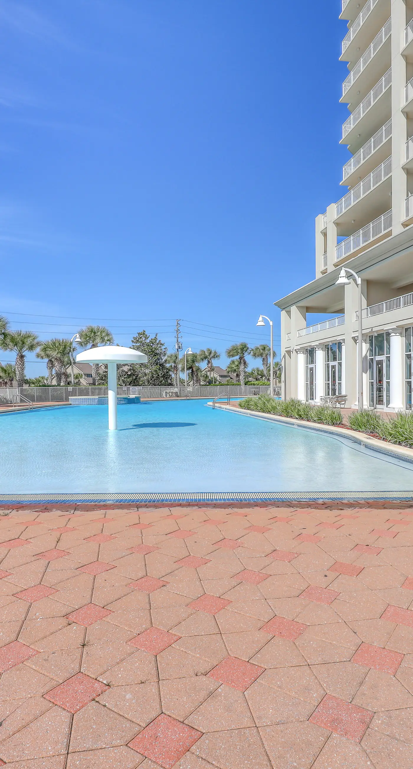 Well-equipped 22nd-floor condo with furnished balcony, beach views, shared pool