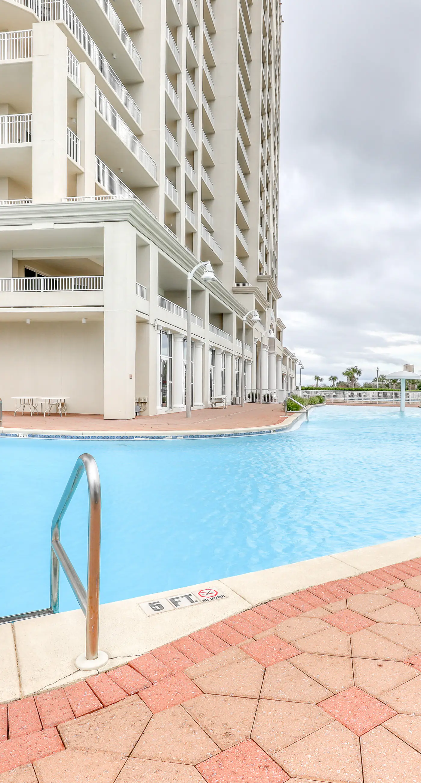 Well-equipped 22nd-floor condo with furnished balcony, beach views, shared pool