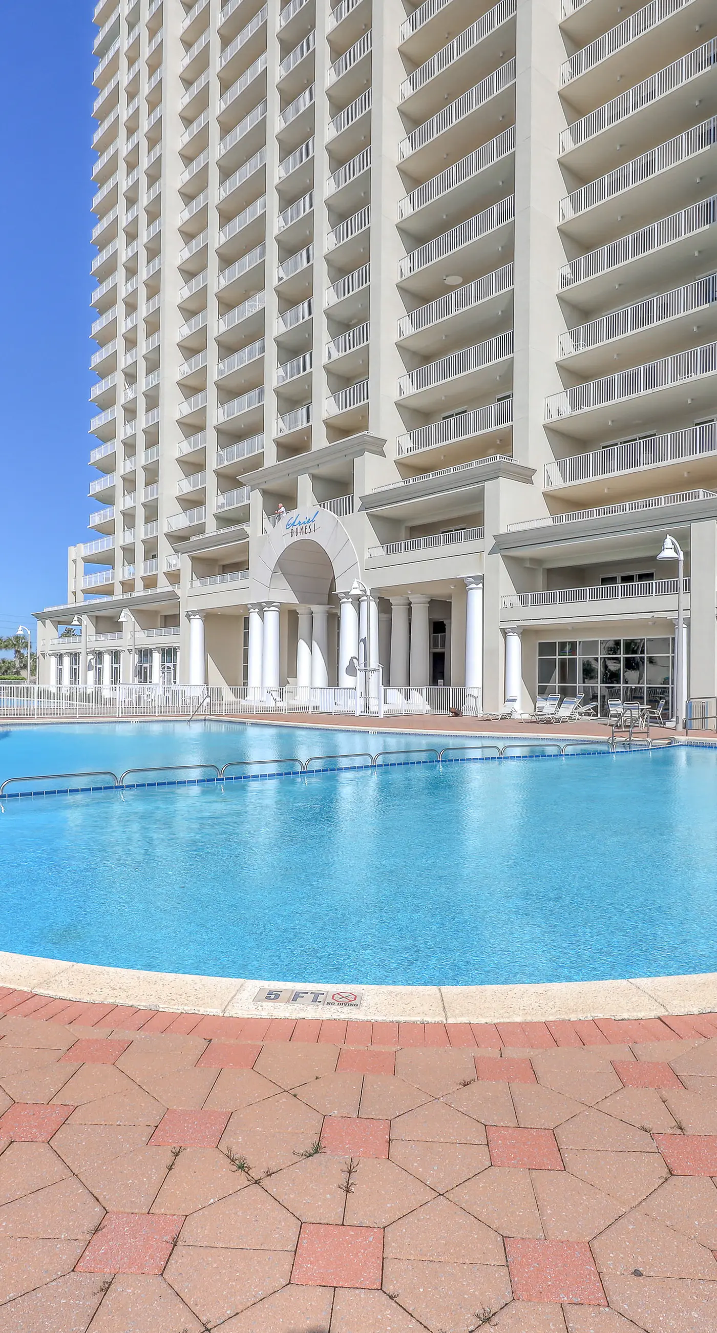 Well-equipped 22nd-floor condo with furnished balcony, beach views, shared pool