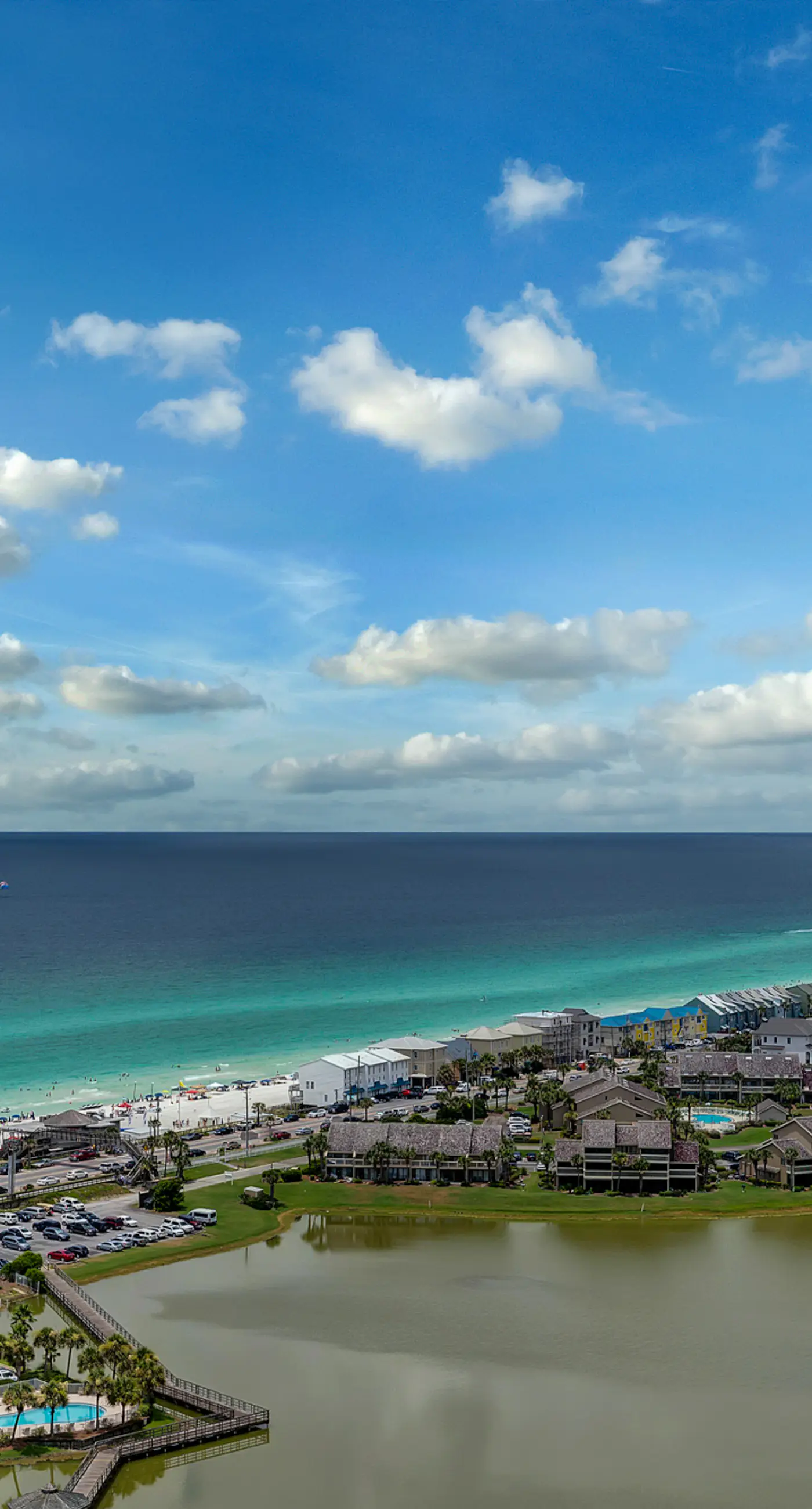 Well-equipped 22nd-floor condo with furnished balcony, beach views, shared pool