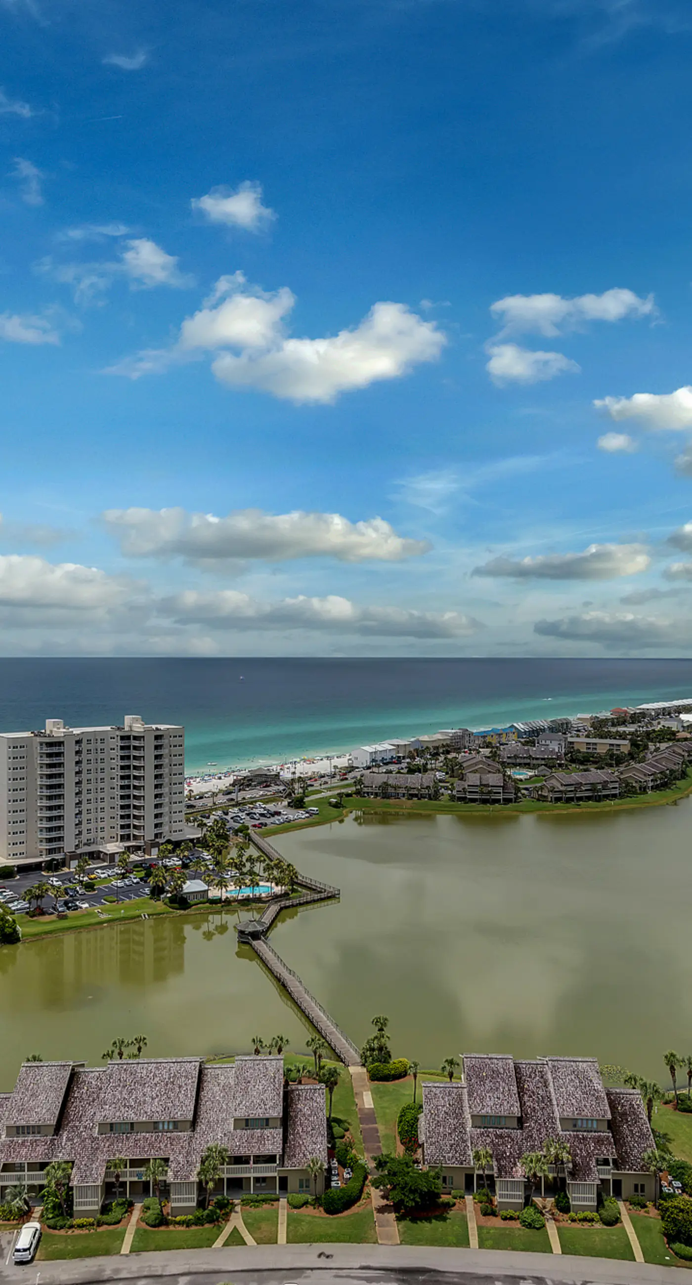 Well-equipped 22nd-floor condo with furnished balcony, beach views, shared pool