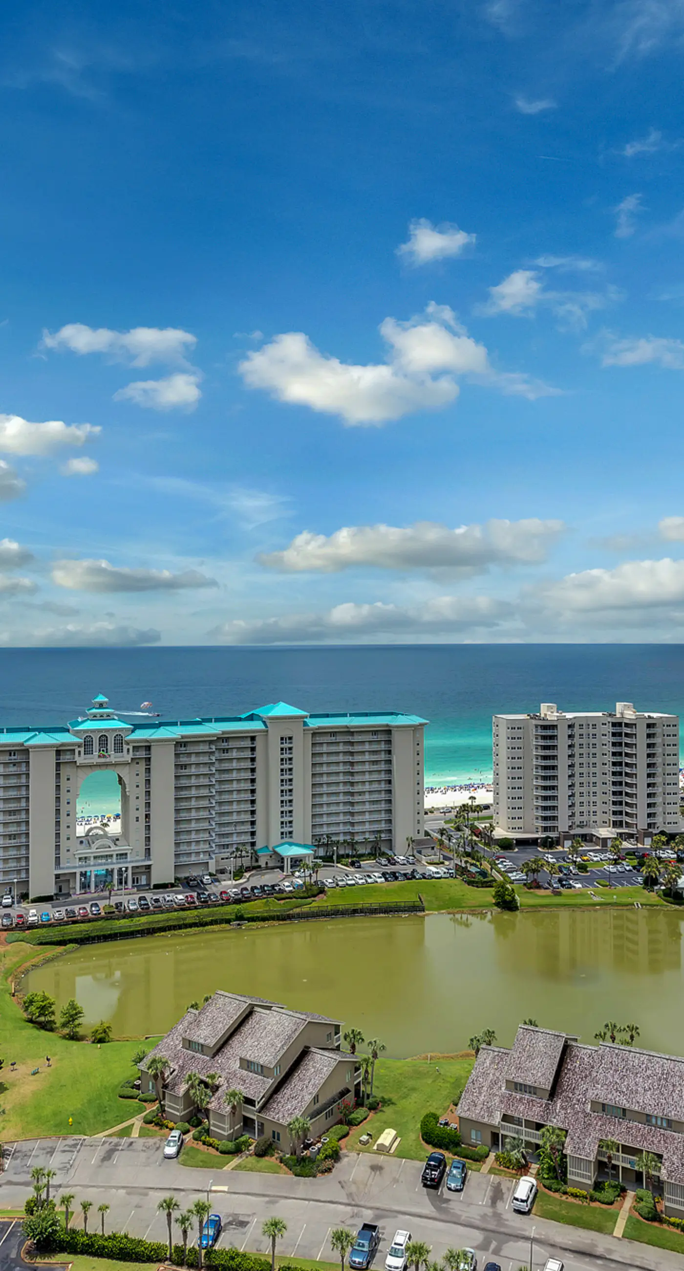 Well-equipped 22nd-floor condo with furnished balcony, beach views, shared pool