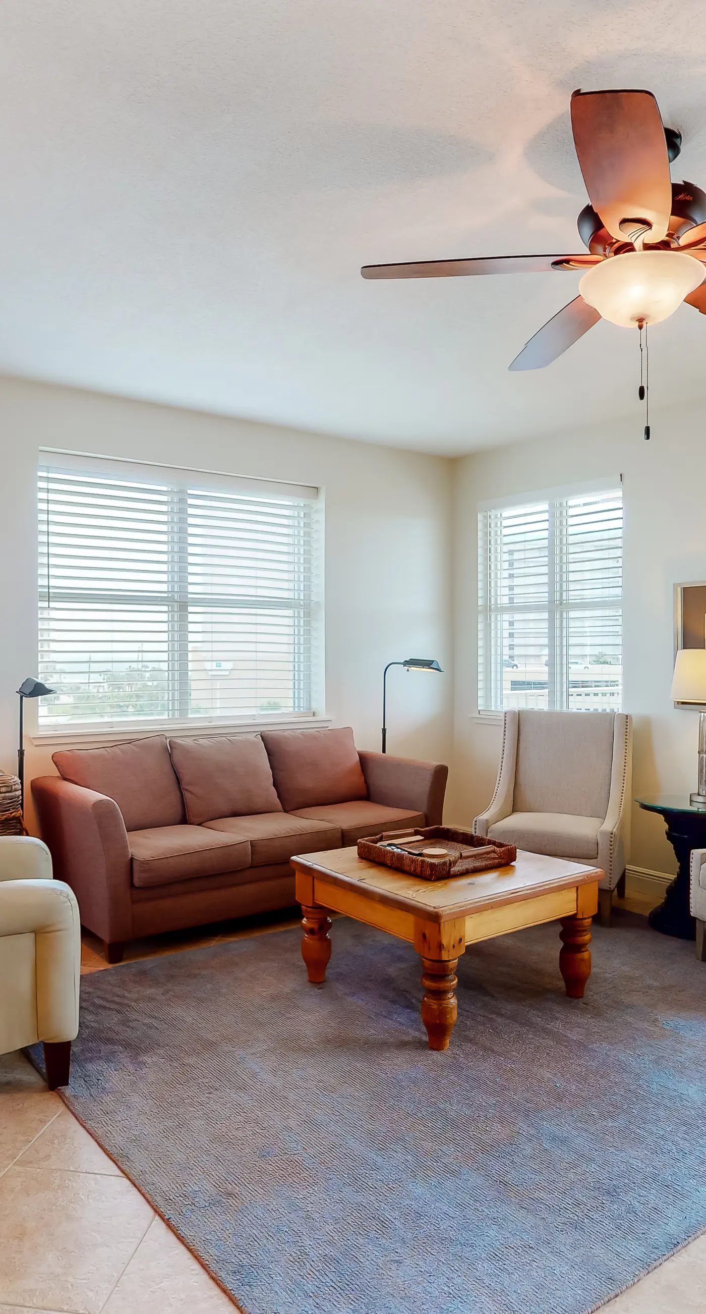 Spacious & well-equipped condo with partial ocean views, shared pool, gym