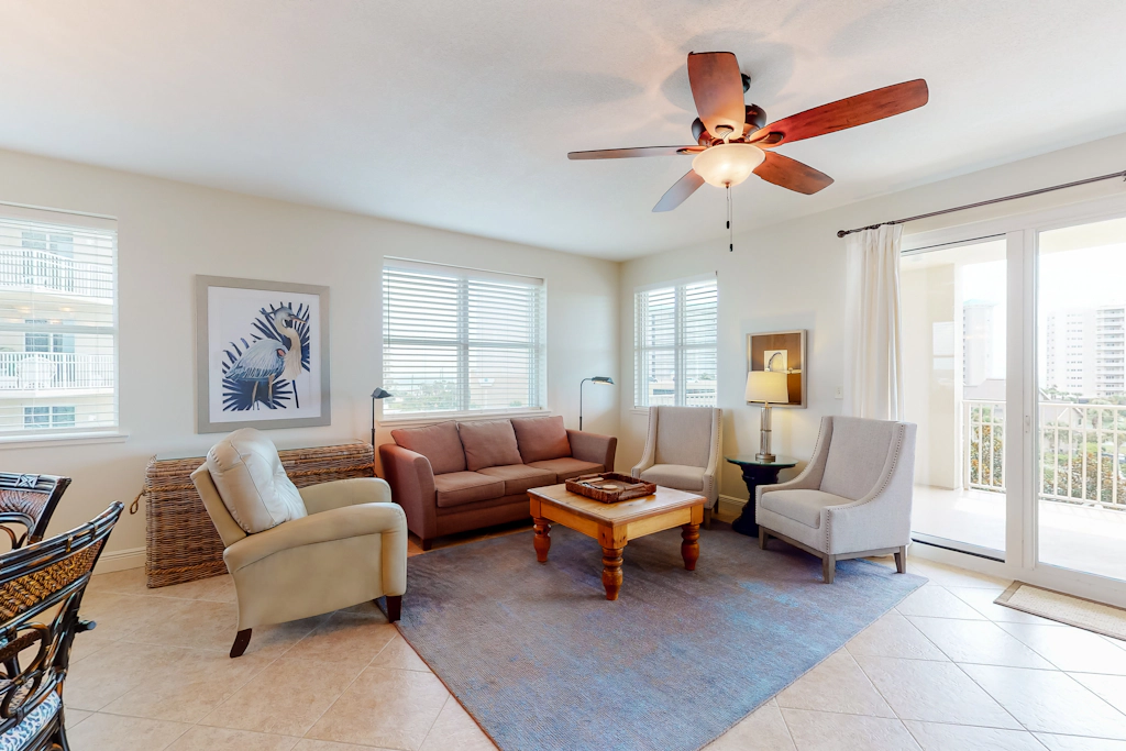 Spacious & well-equipped condo with partial ocean views, shared pool, gym