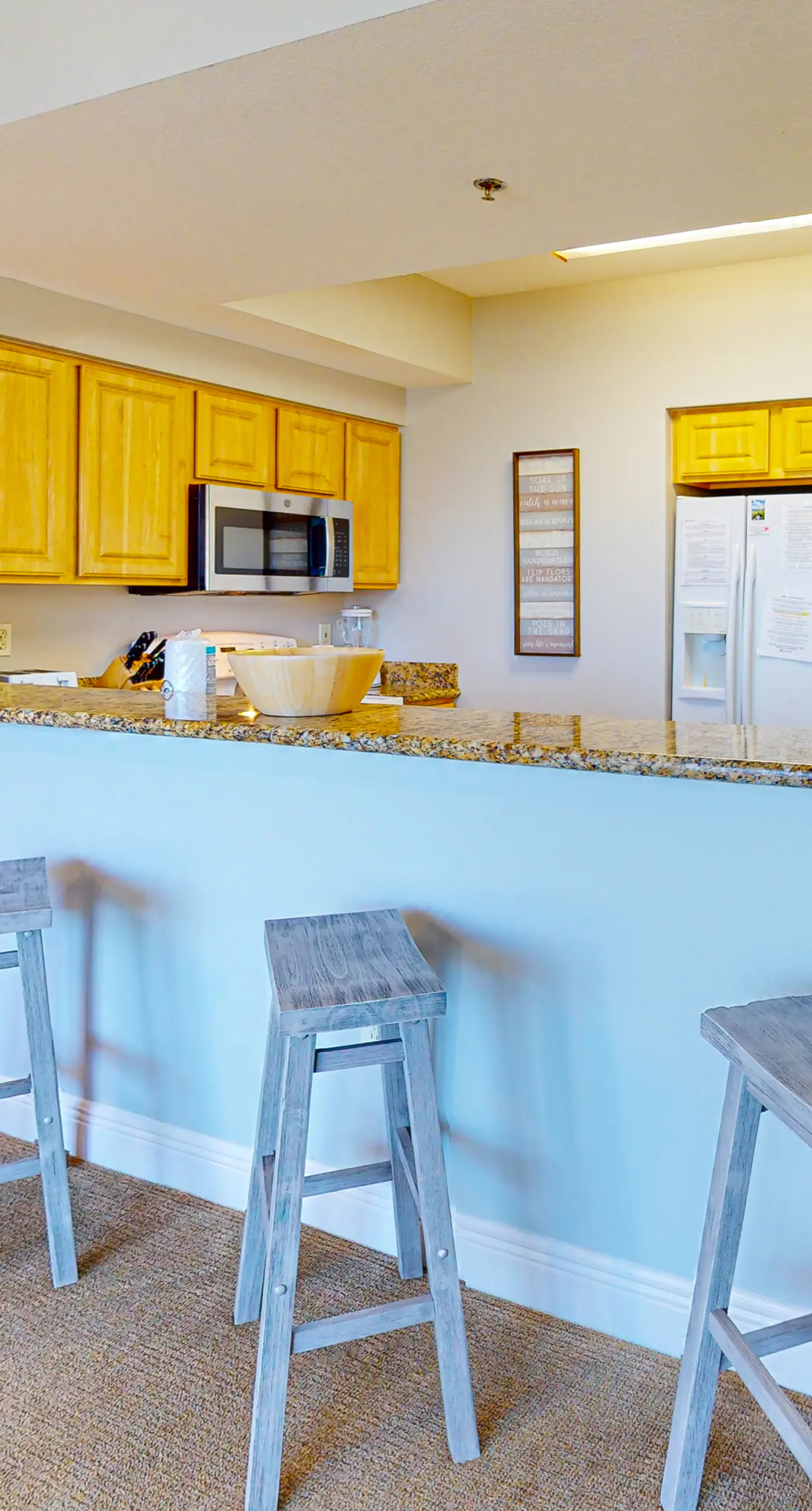 Fifth-floor condo with furnished balcony, beach access & views, shared pool & gym