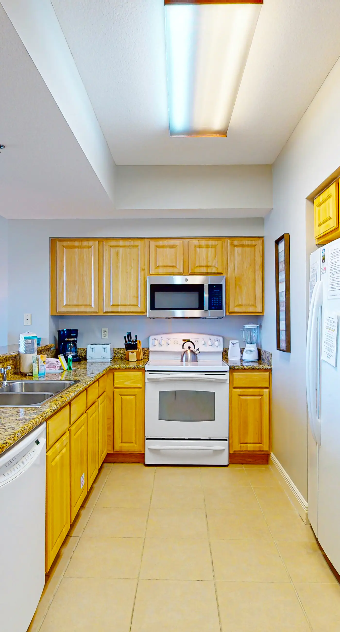 Fifth-floor condo with furnished balcony, beach access & views, shared pool & gym