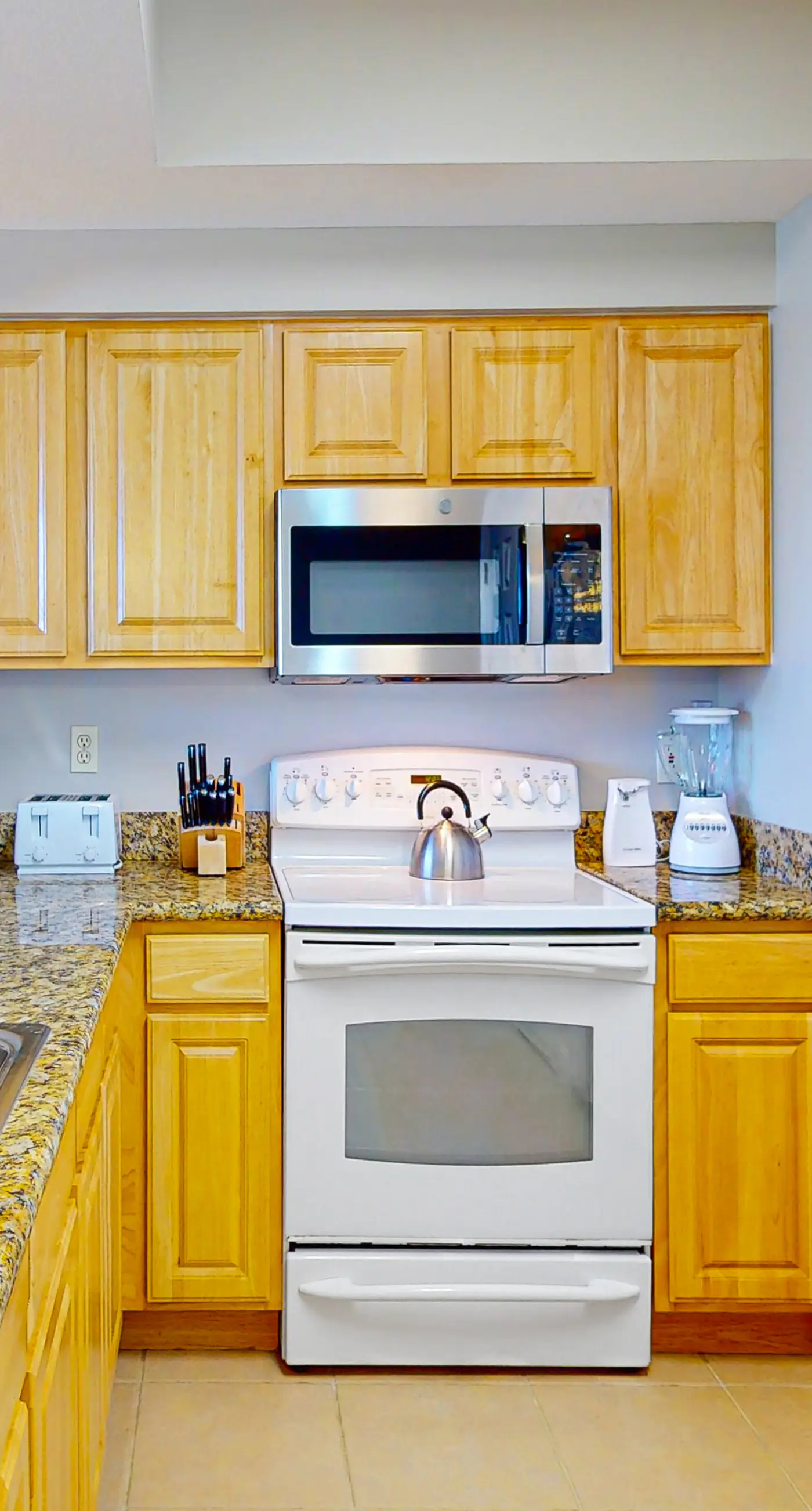 Fifth-floor condo with furnished balcony, beach access & views, shared pool & gym