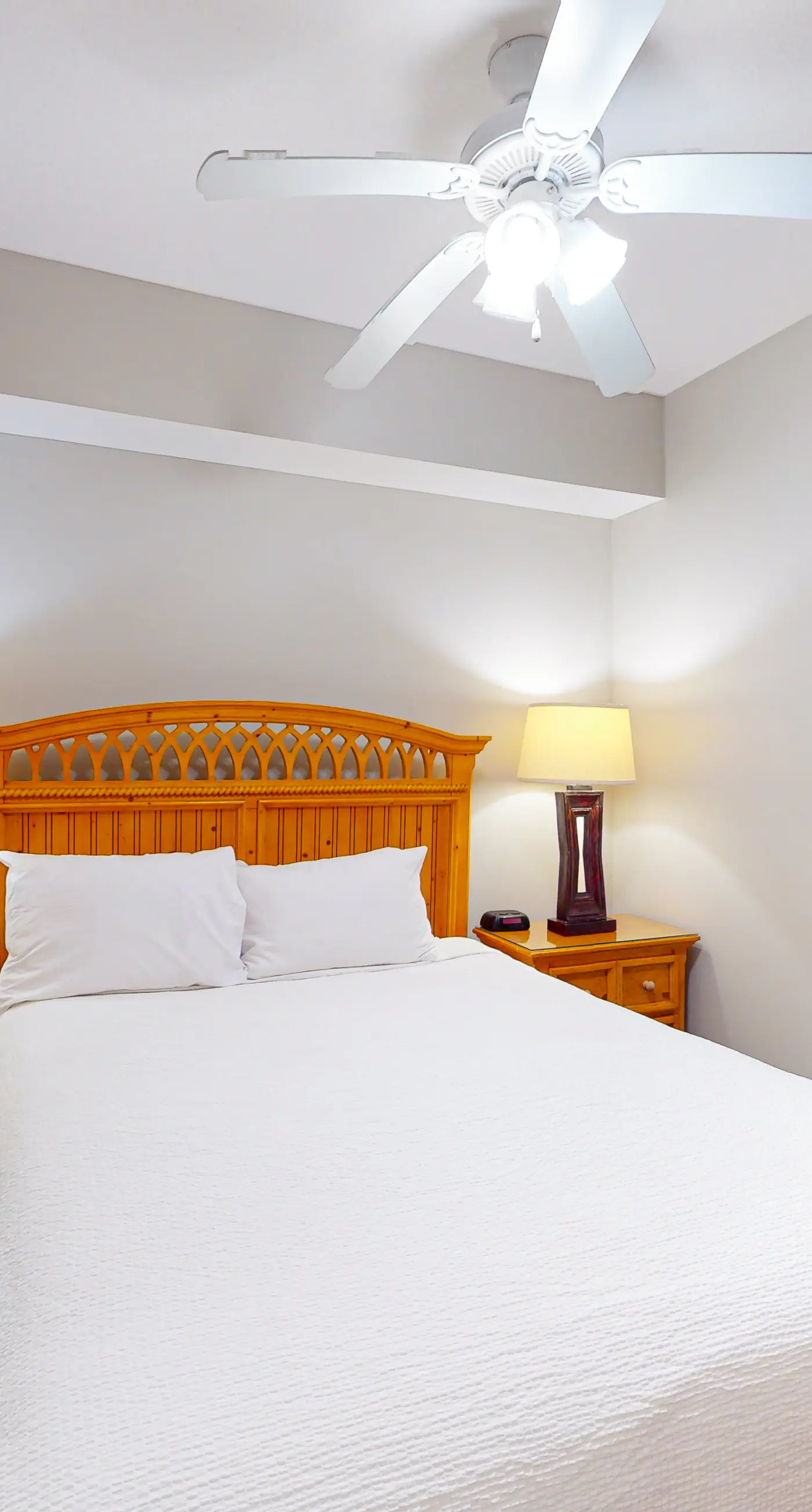 Fifth-floor condo with furnished balcony, beach access & views, shared pool & gym