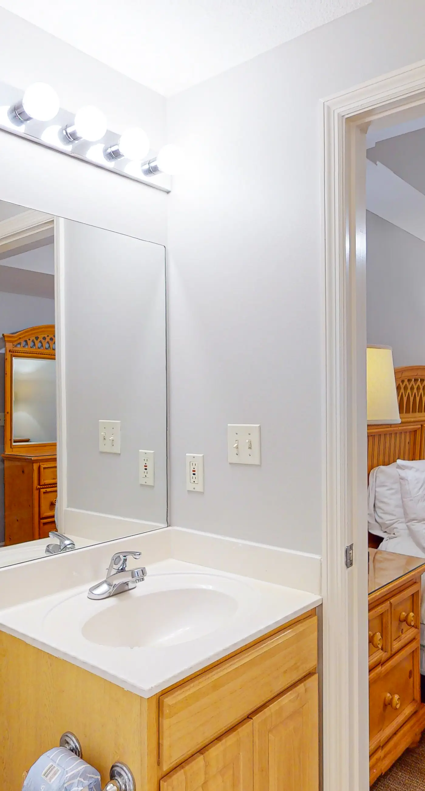 Fifth-floor condo with furnished balcony, beach access & views, shared pool & gym