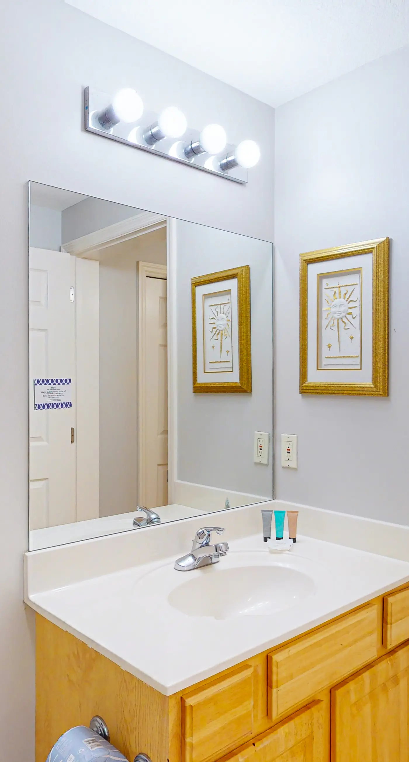 Fifth-floor condo with furnished balcony, beach access & views, shared pool & gym