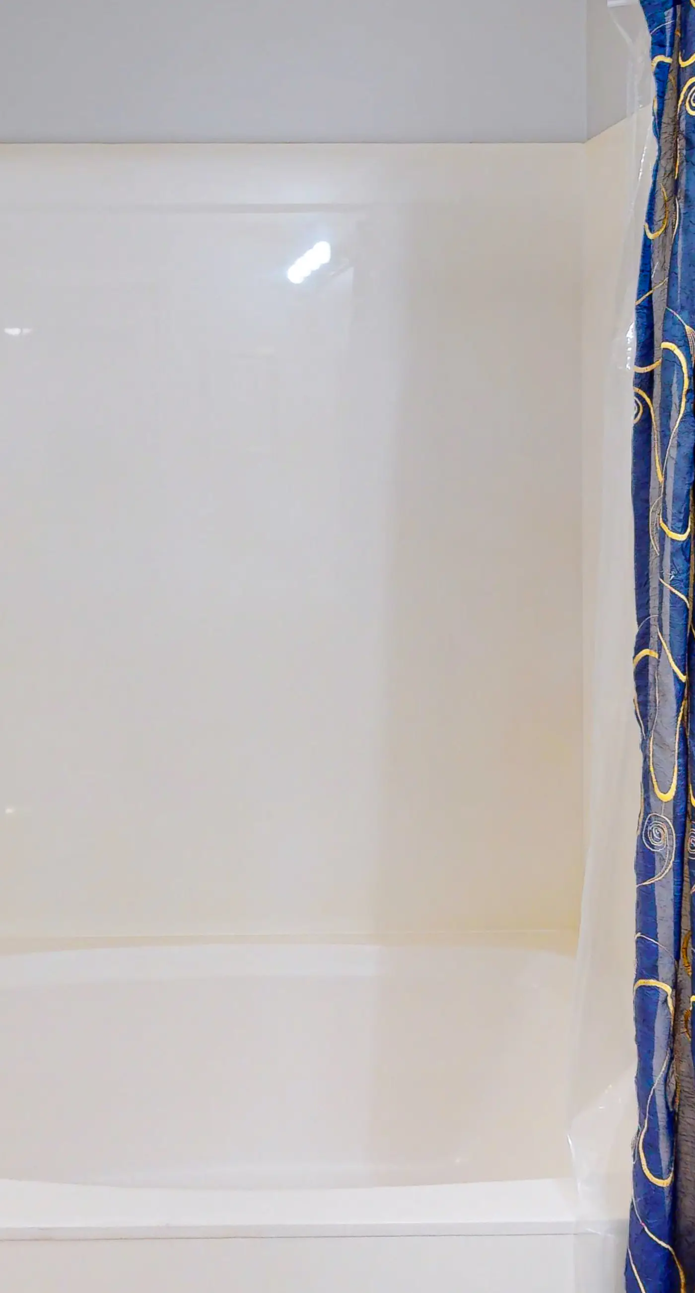 Fifth-floor condo with furnished balcony, beach access & views, shared pool & gym