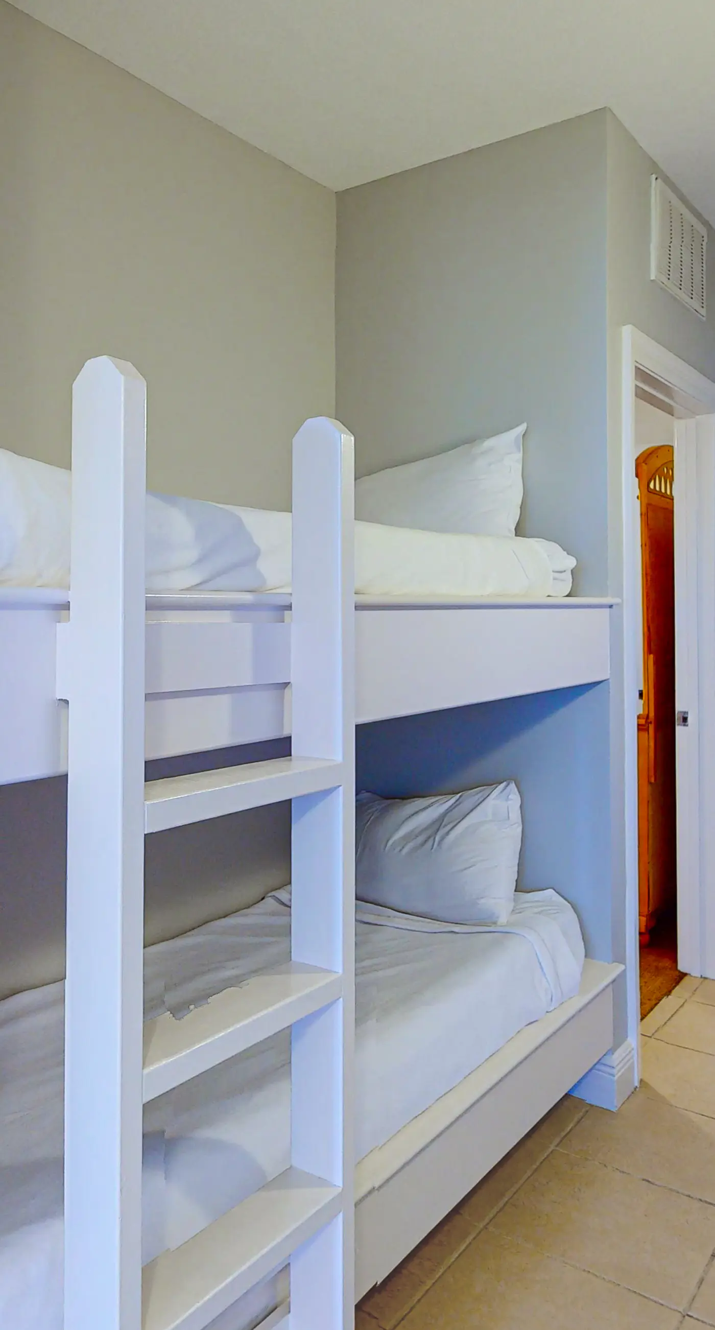 Fifth-floor condo with furnished balcony, beach access & views, shared pool & gym