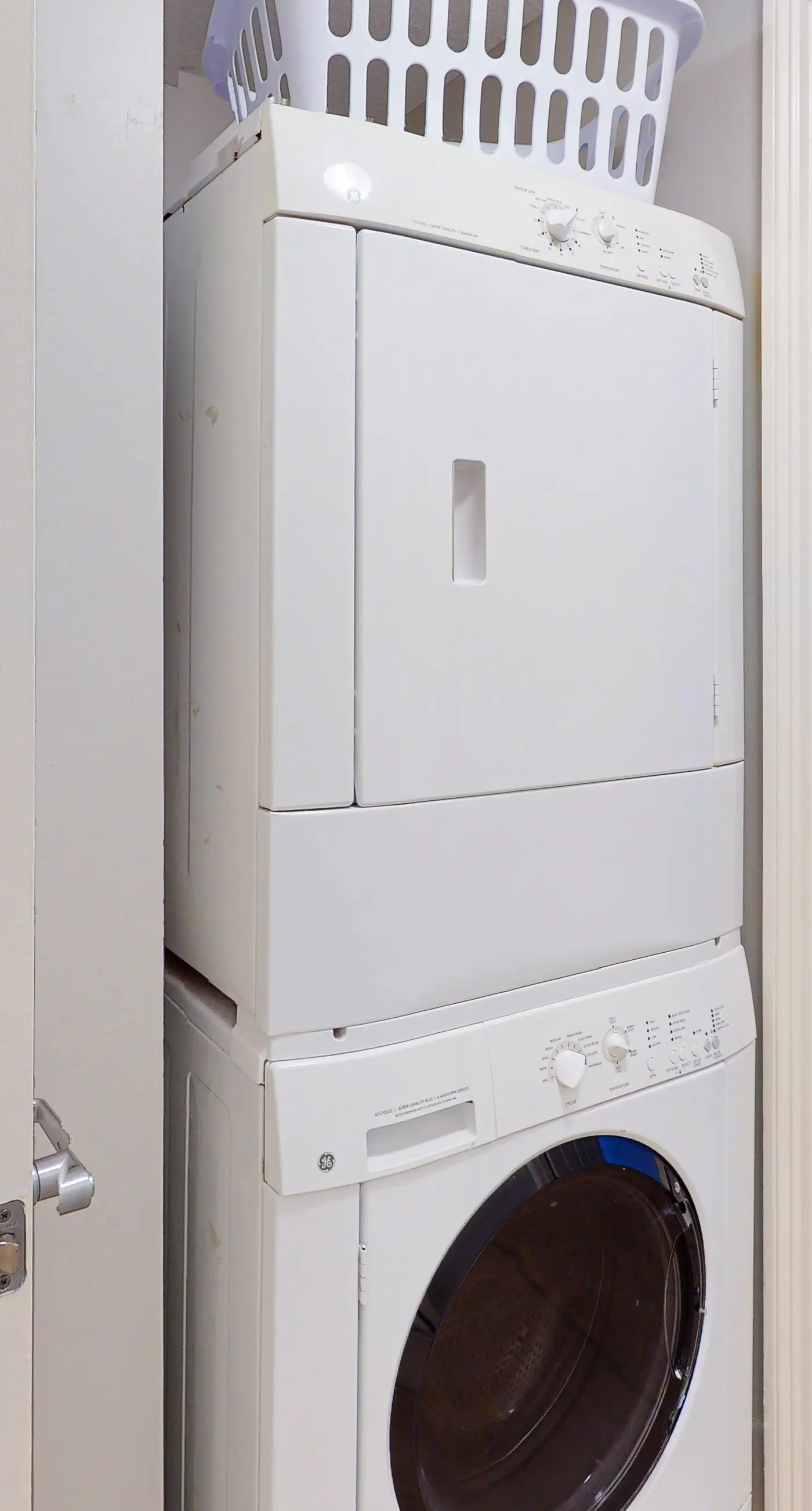 Fifth-floor condo with furnished balcony, beach access & views, shared pool & gym