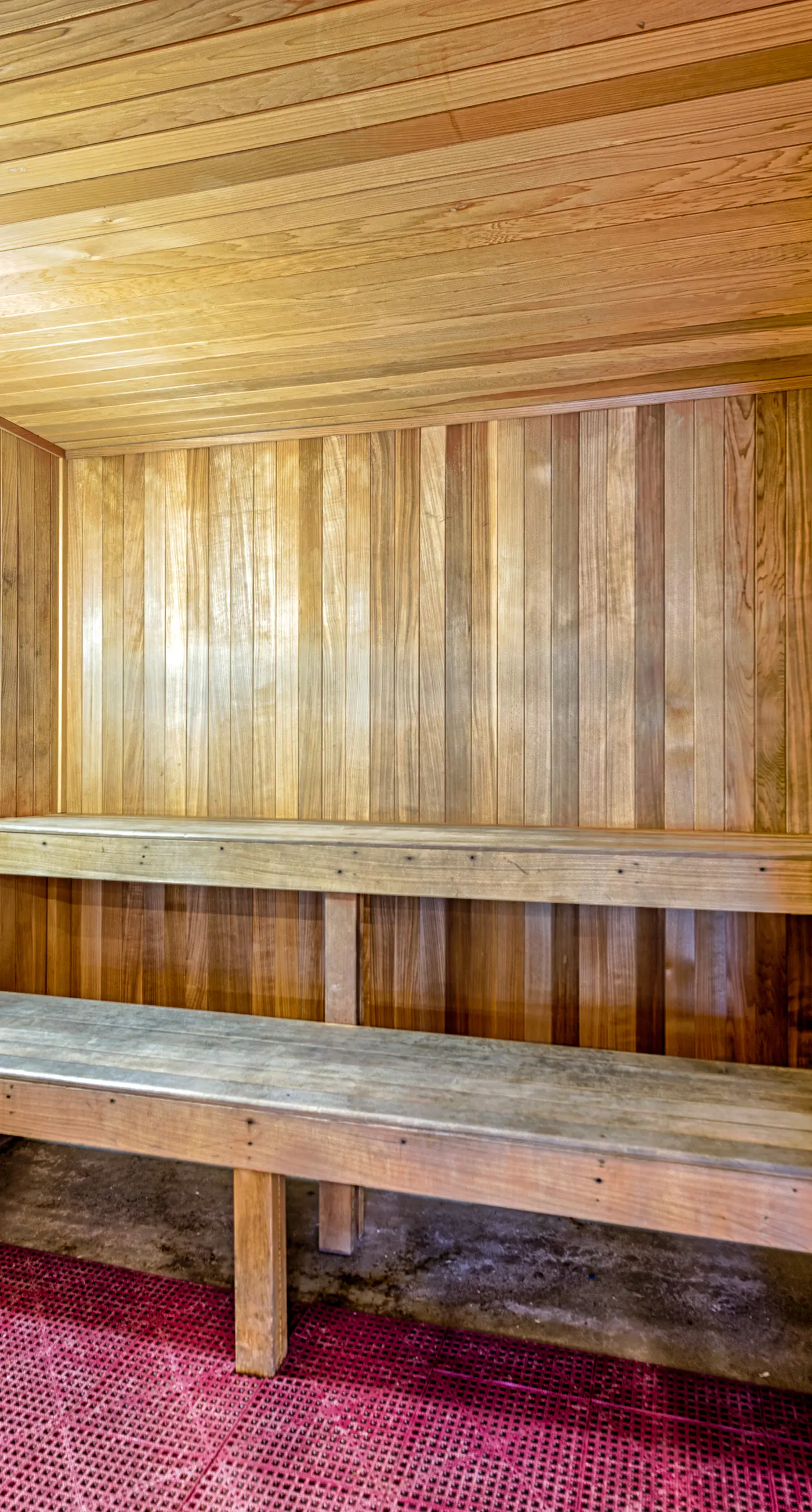 Fifth-floor condo with furnished balcony, beach access & views, shared pool & gym