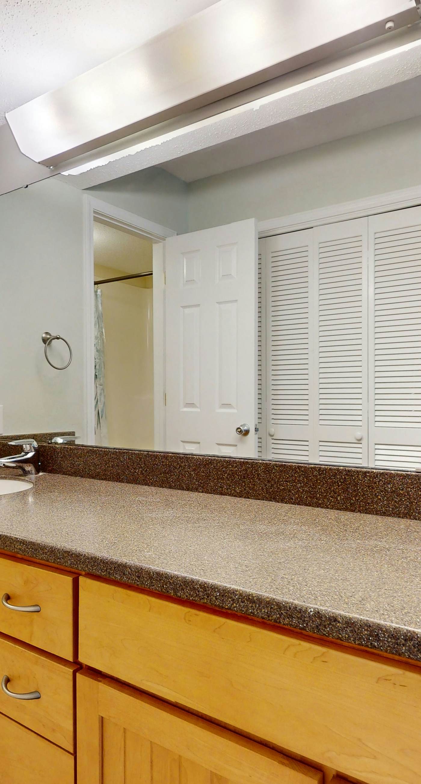 Lakefront condo with on-site golf, pool access, tennis, gym, & balcony