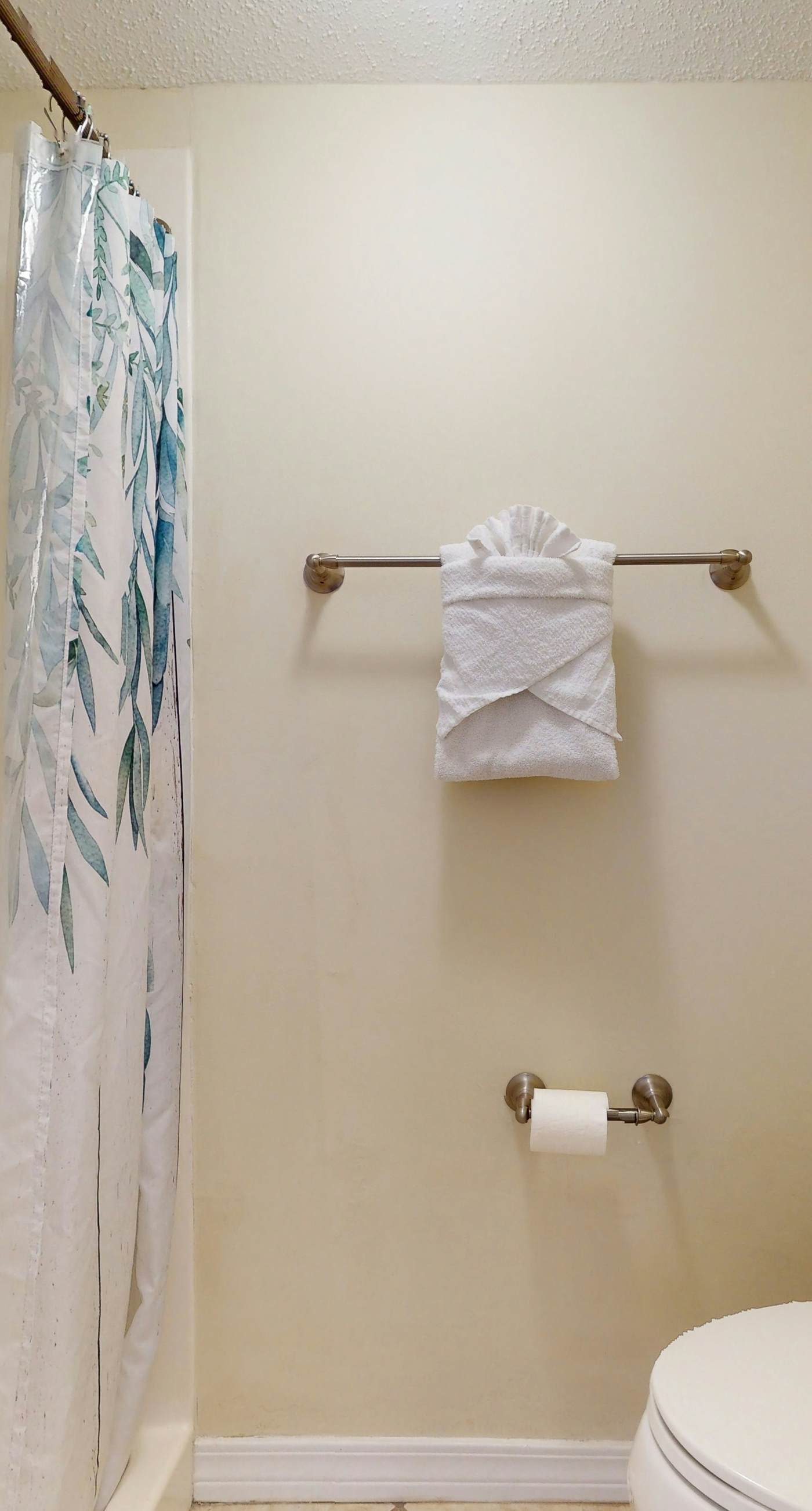 Lakefront condo with on-site golf, pool access, tennis, gym, & balcony