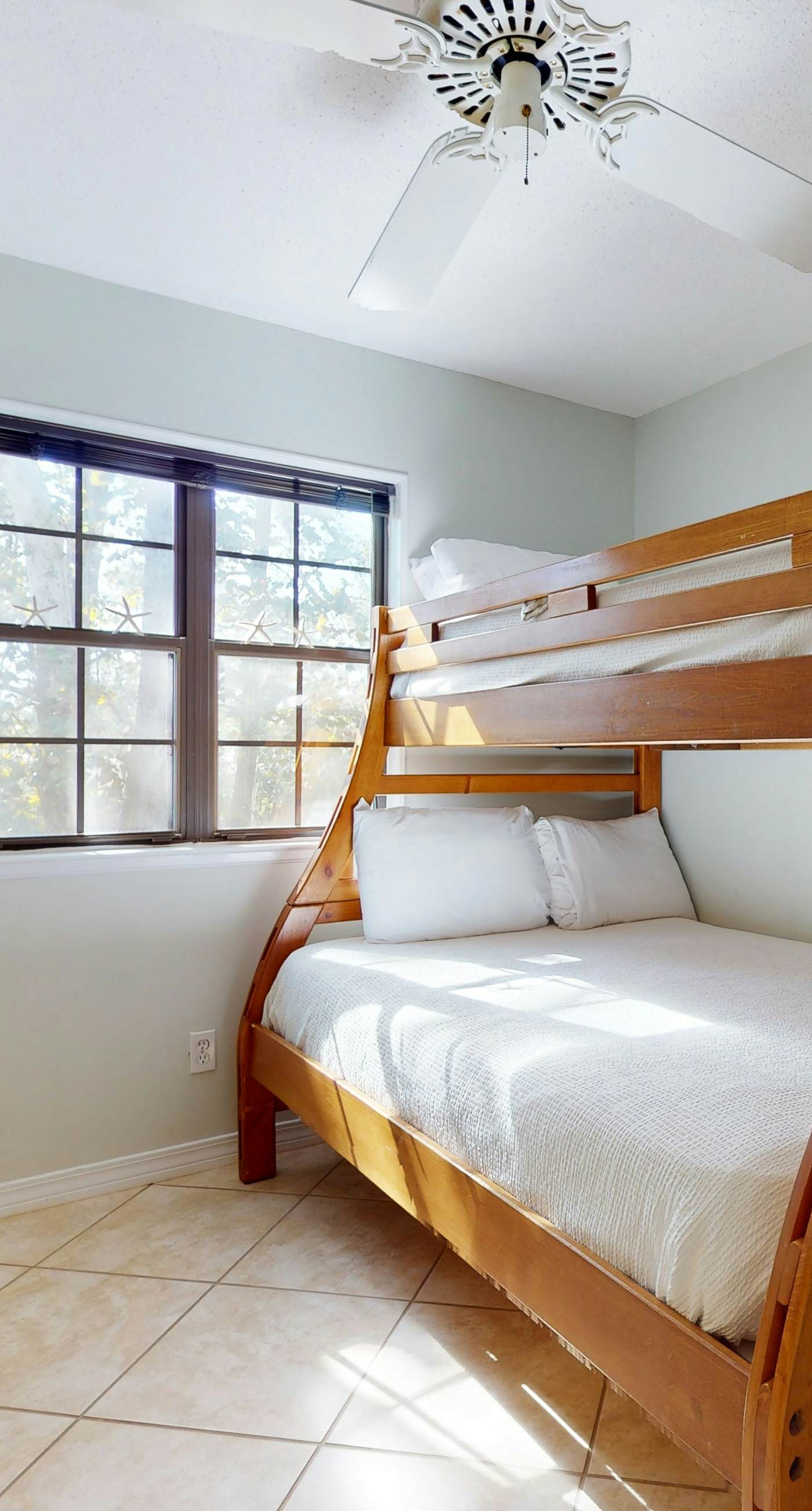 Lakefront condo with on-site golf, pool access, tennis, gym, & balcony