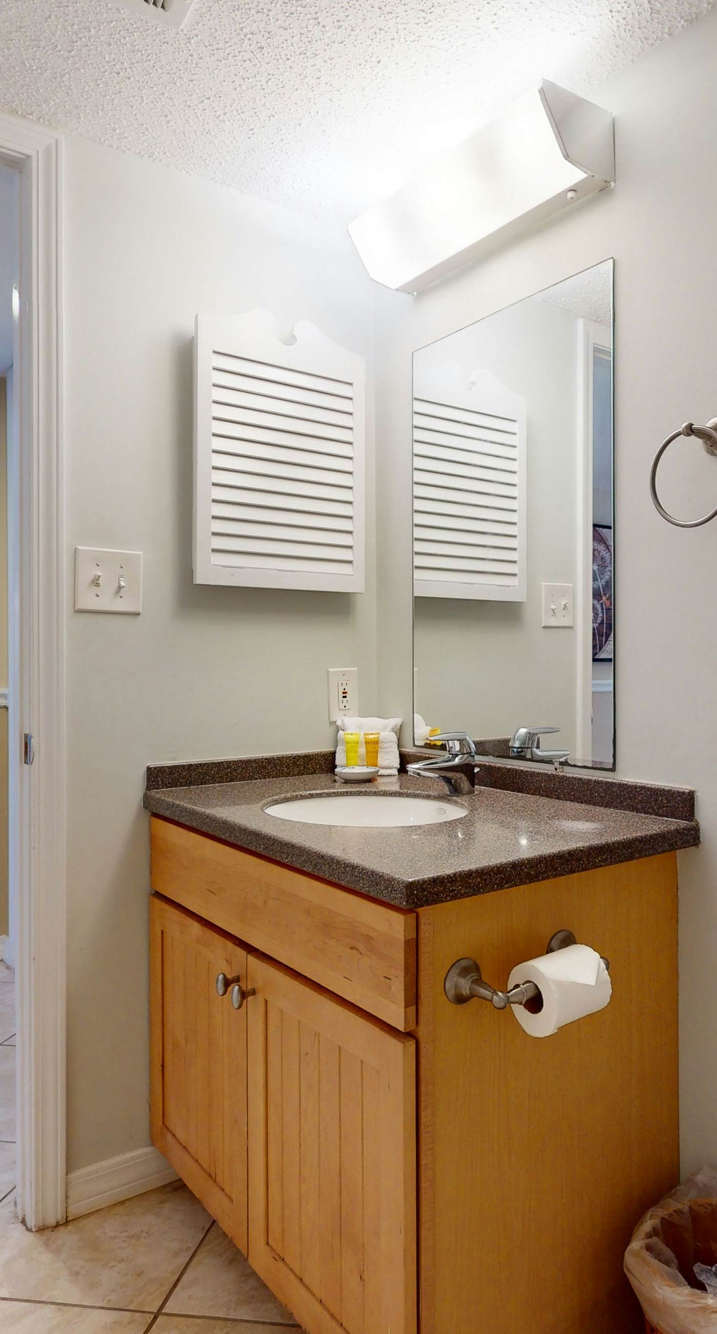 Lakefront condo with on-site golf, pool access, tennis, gym, & balcony