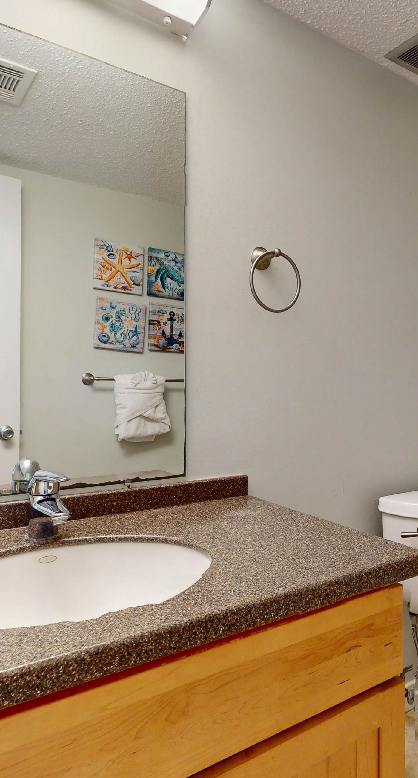 Lakefront condo with on-site golf, pool access, tennis, gym, & balcony