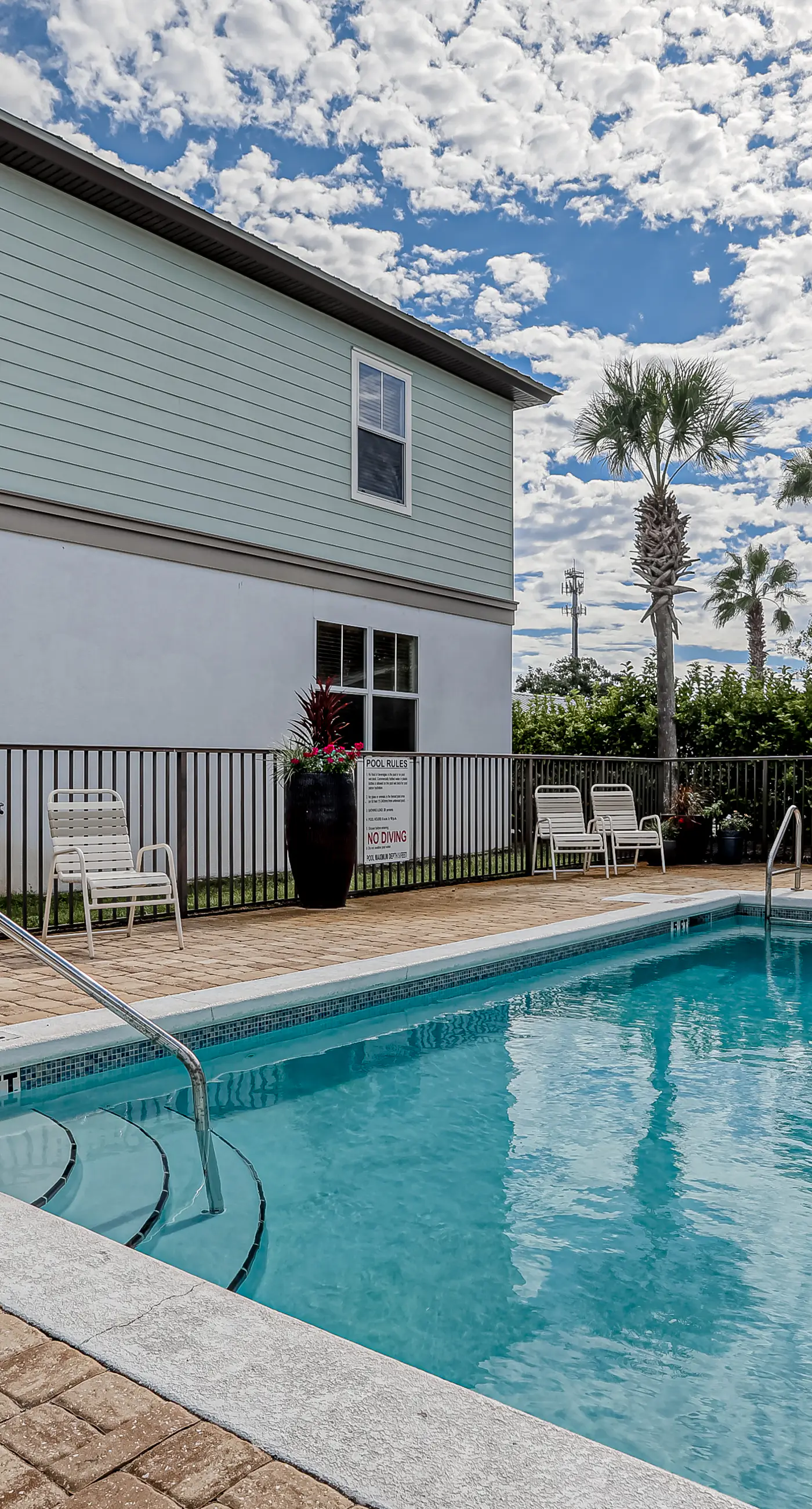 Dog-friendly coastal haven with 3 bikes, pool & easy beach access