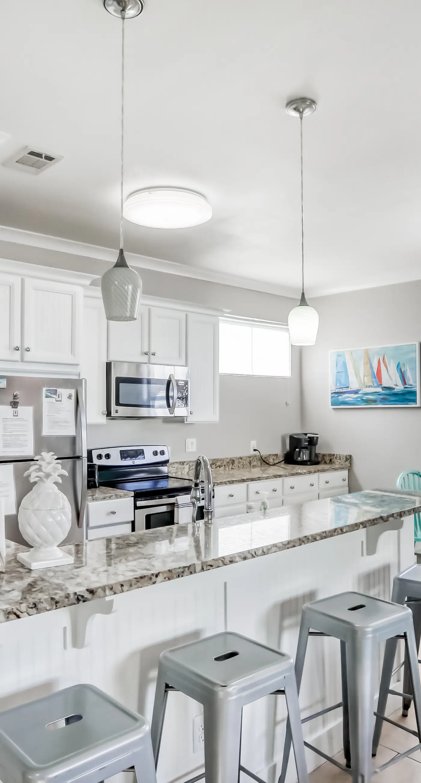 Dog-friendly coastal haven with 3 bikes, pool & easy beach access