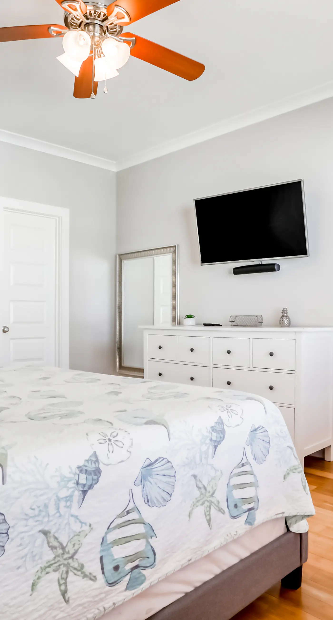 Dog-friendly coastal haven with 3 bikes, pool & easy beach access