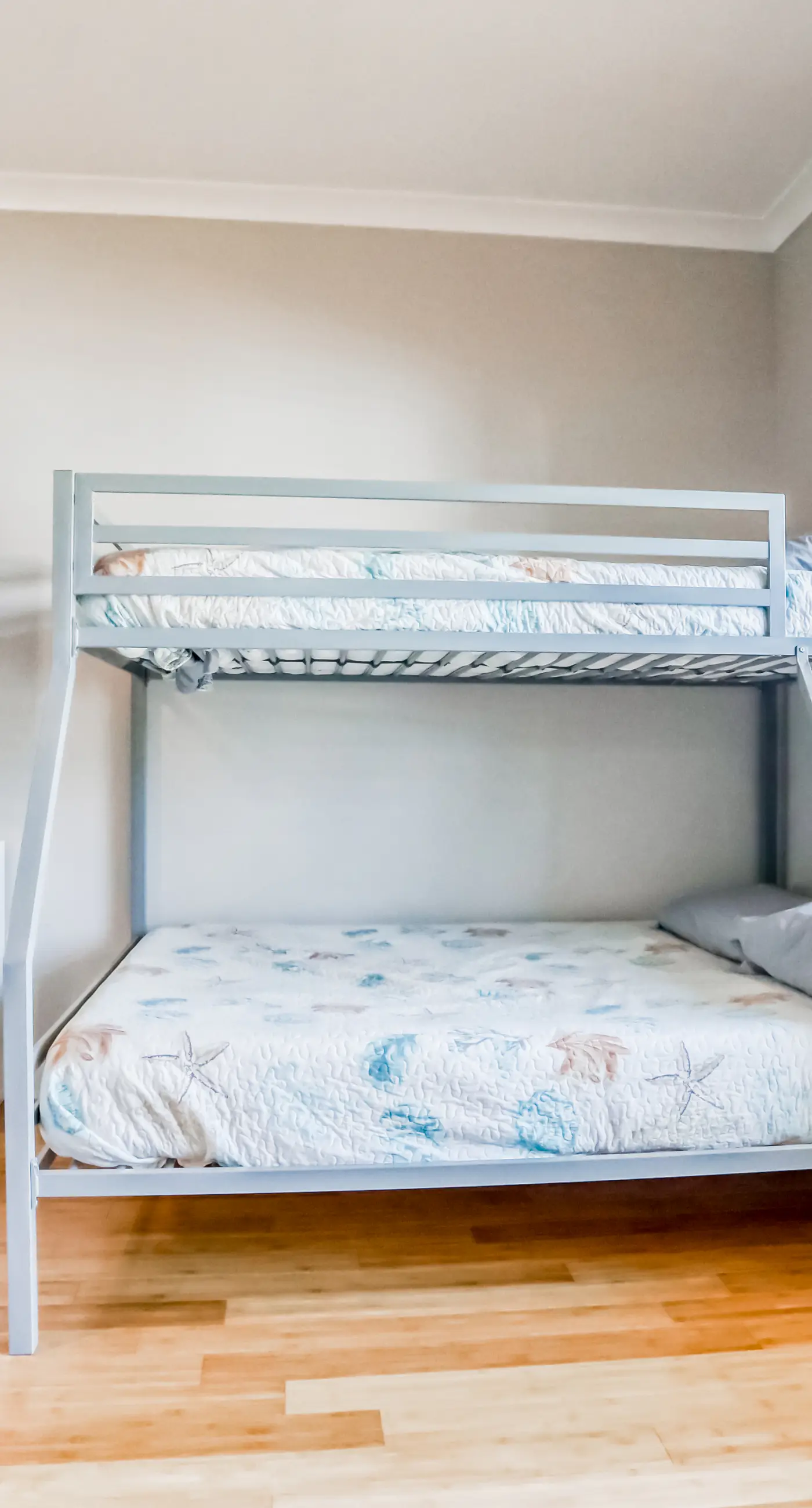 Dog-friendly coastal haven with 3 bikes, pool & easy beach access