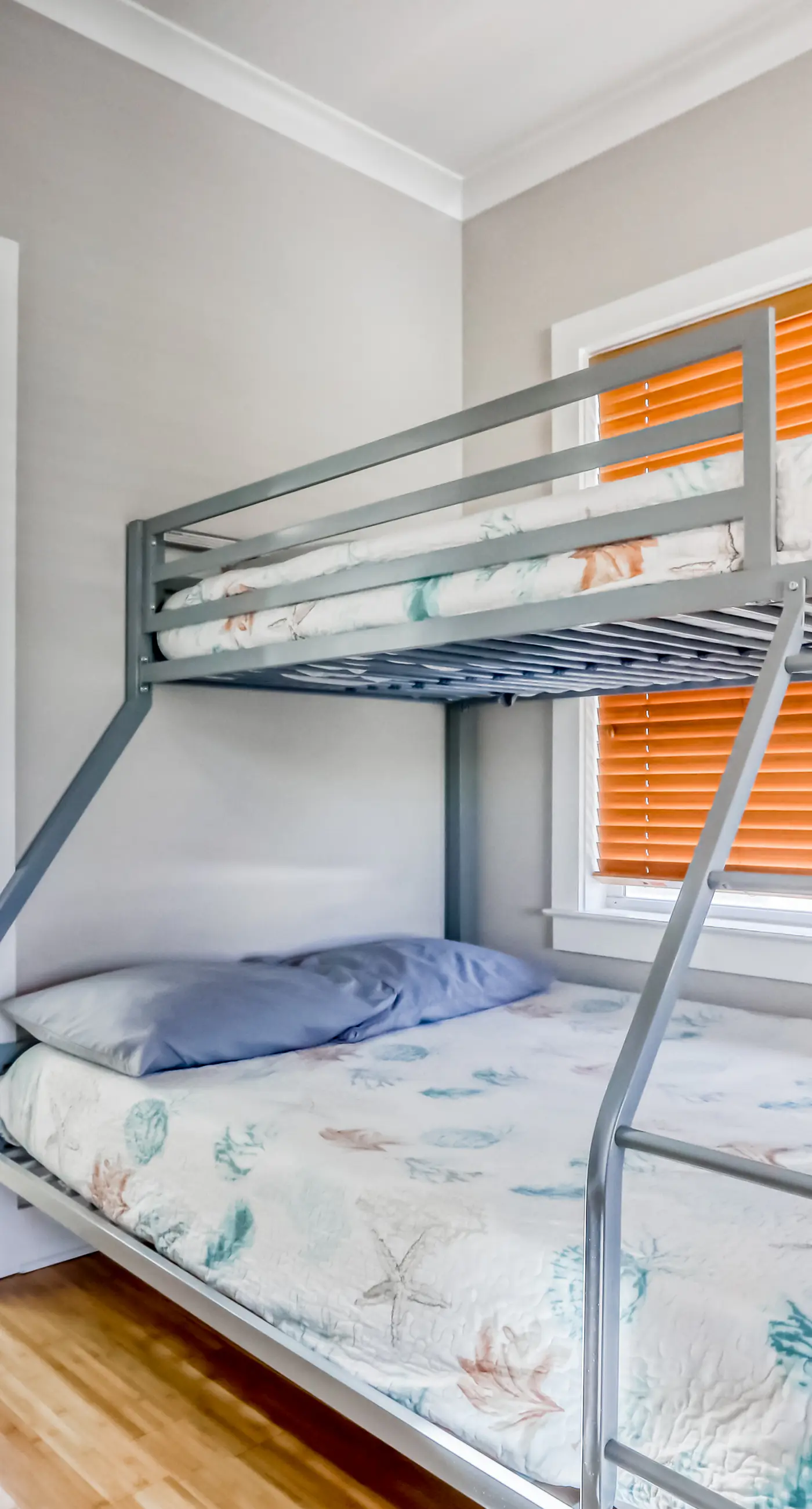 Dog-friendly coastal haven with 3 bikes, pool & easy beach access