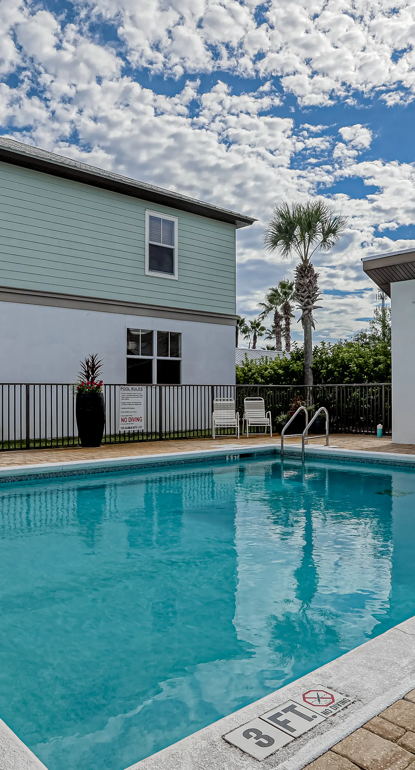 Dog-friendly coastal haven with 3 bikes, pool & easy beach access