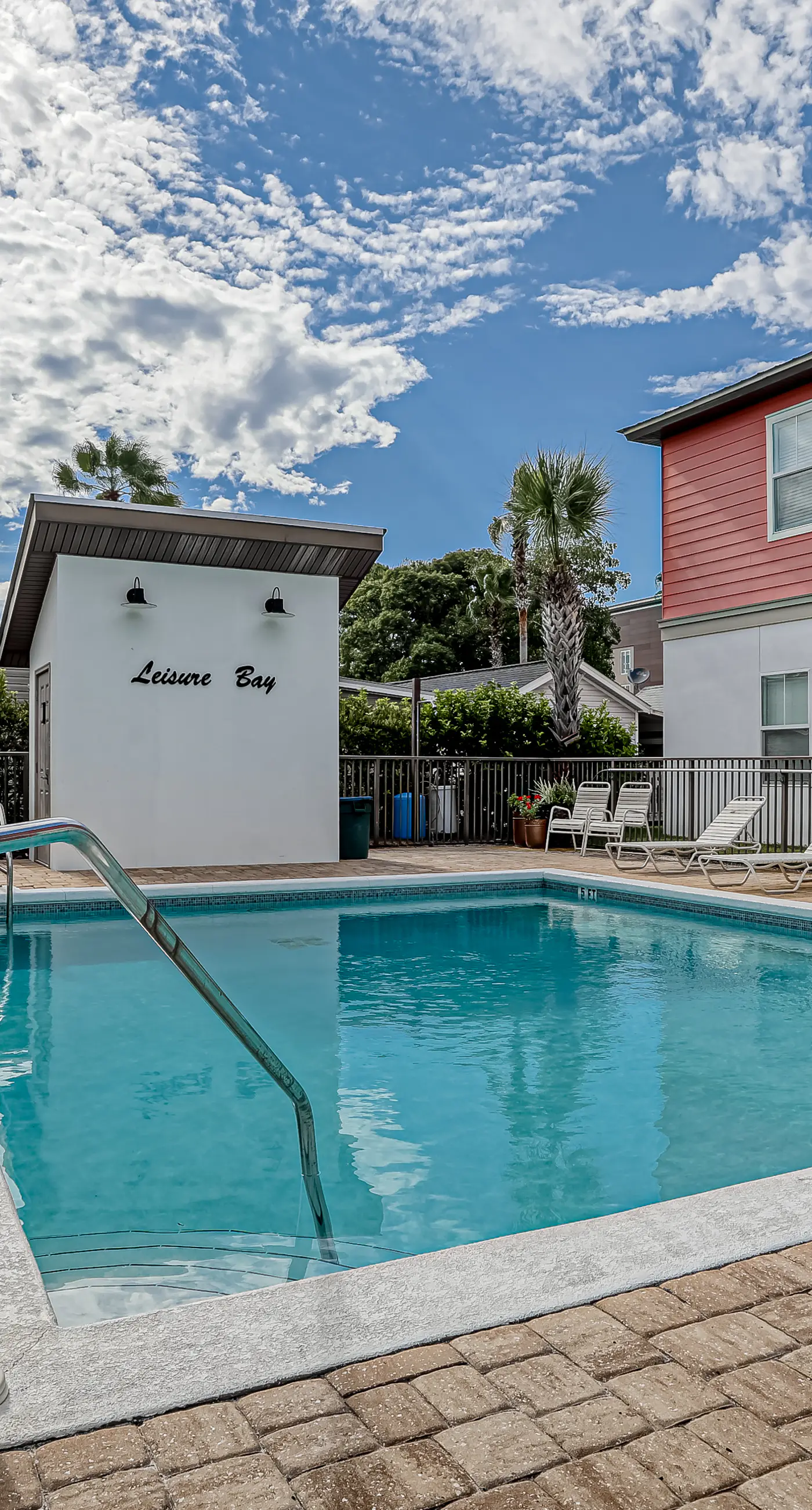 Dog-friendly coastal haven with 3 bikes, pool & easy beach access