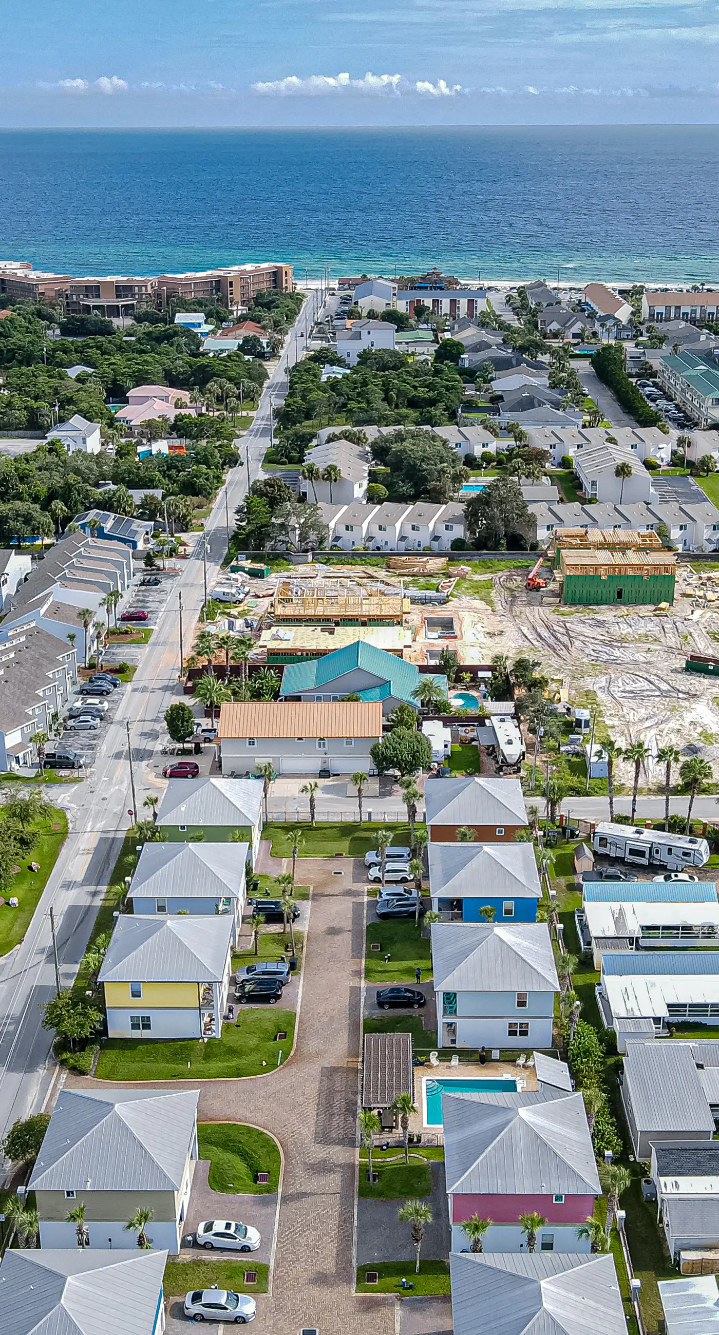 Dog-friendly coastal haven with 3 bikes, pool & easy beach access