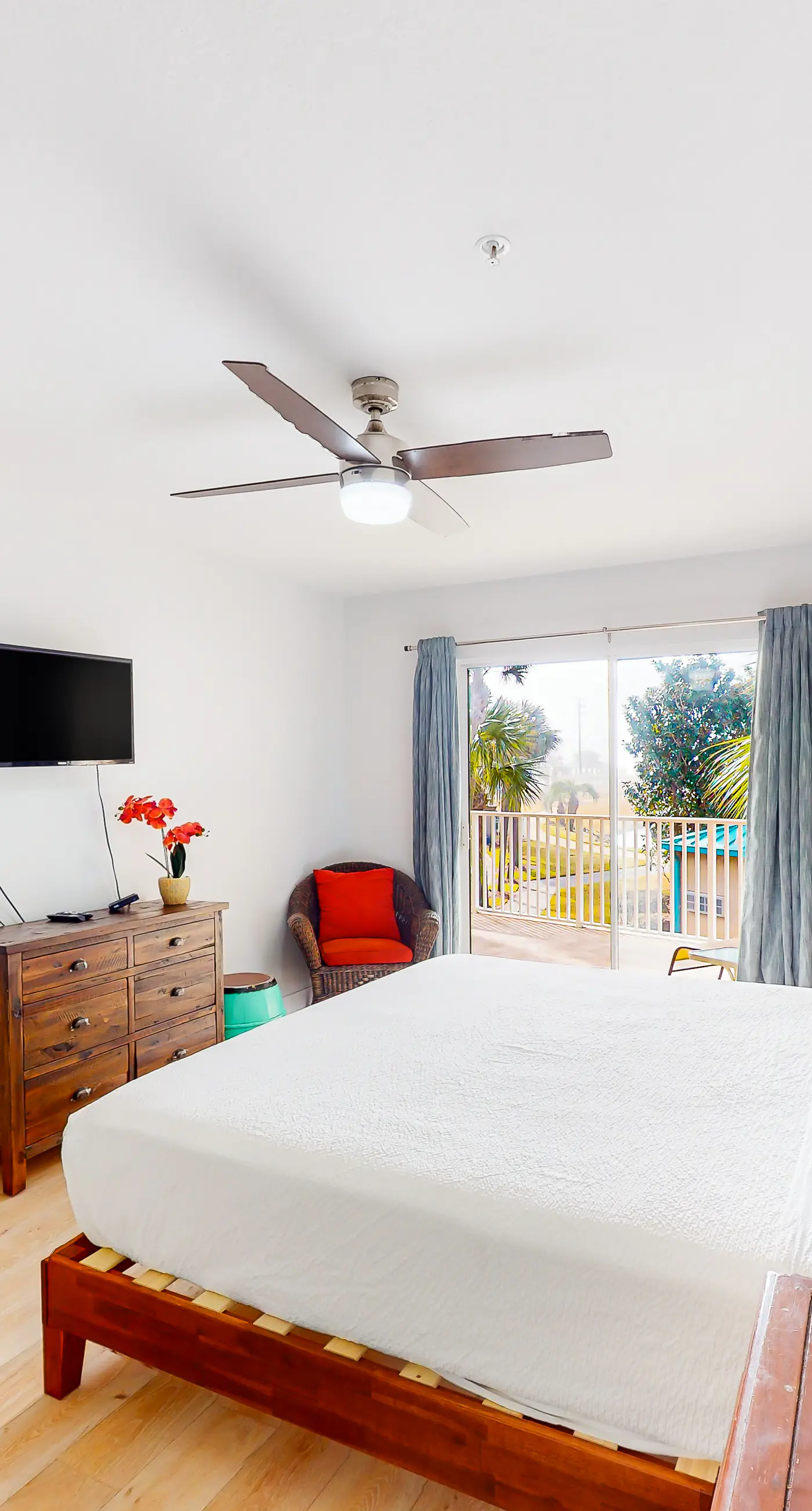 Gulf-view condo near beach with balcony, W&D, pool, gym, & WiFi - snowbirds OK