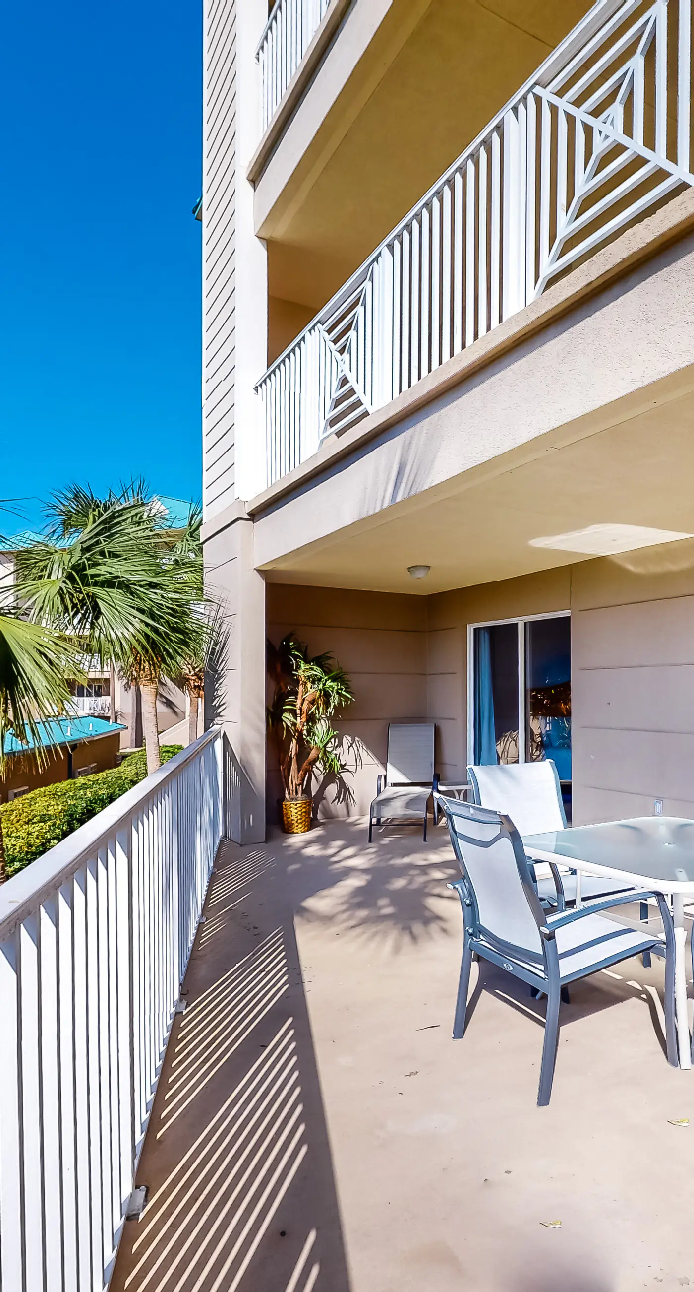 Gulf-view condo near beach with balcony, W&D, pool, gym, & WiFi - snowbirds OK