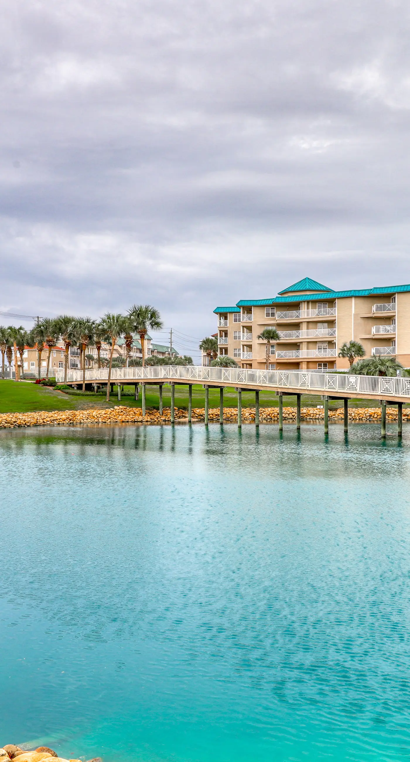 Gulf-view condo near beach with balcony, W&D, pool, gym, & WiFi - snowbirds OK