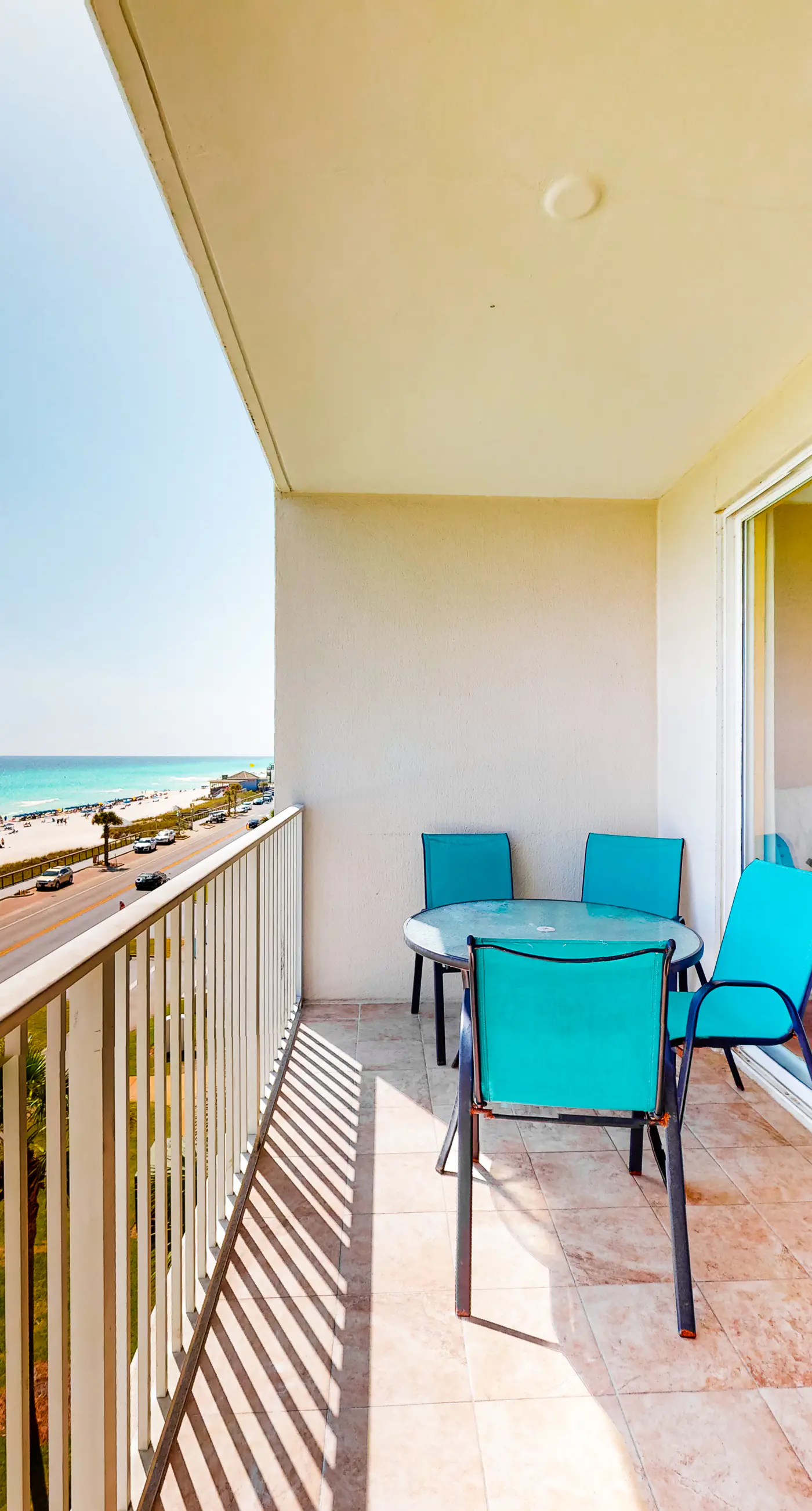 dazzling oceanfront condo with pools, hot tub, balcony - steps from the sand