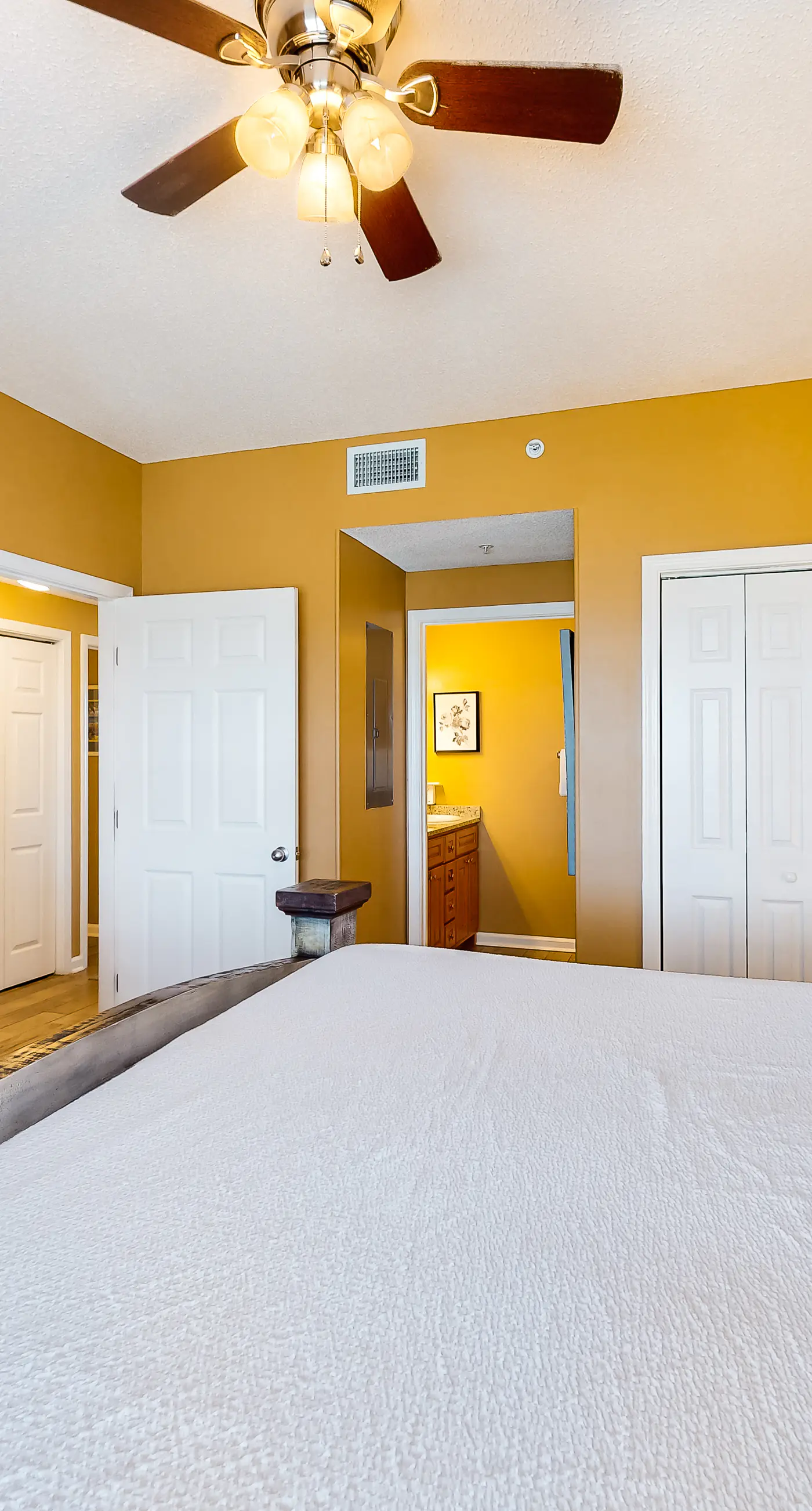 dazzling oceanfront condo with pools, hot tub, balcony - steps from the sand