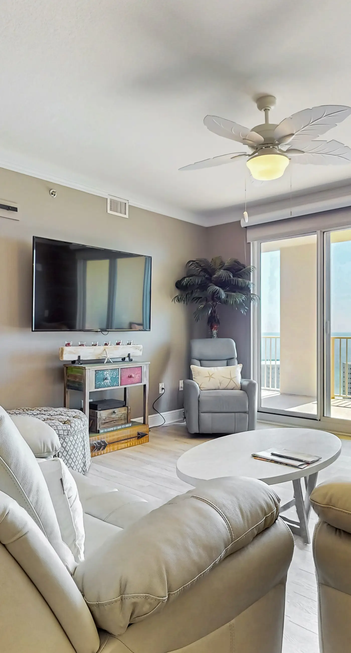 Gorgeous gulfview condo with spacious balcony, shared pool, hot tub& beach access