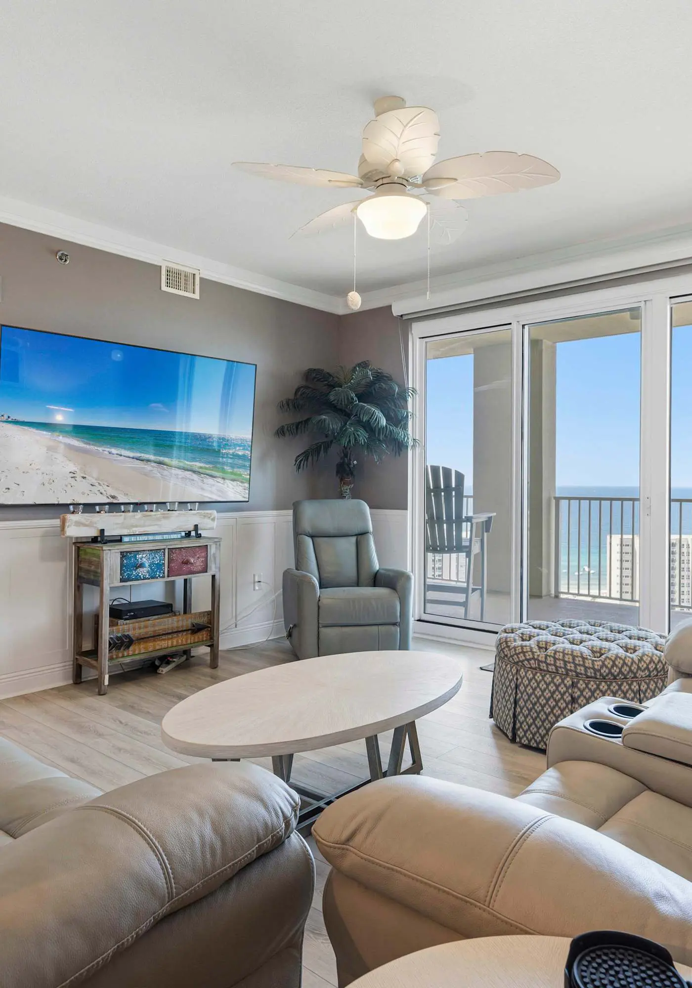 Gorgeous gulfview condo with spacious balcony, shared pool, hot tub& beach access
