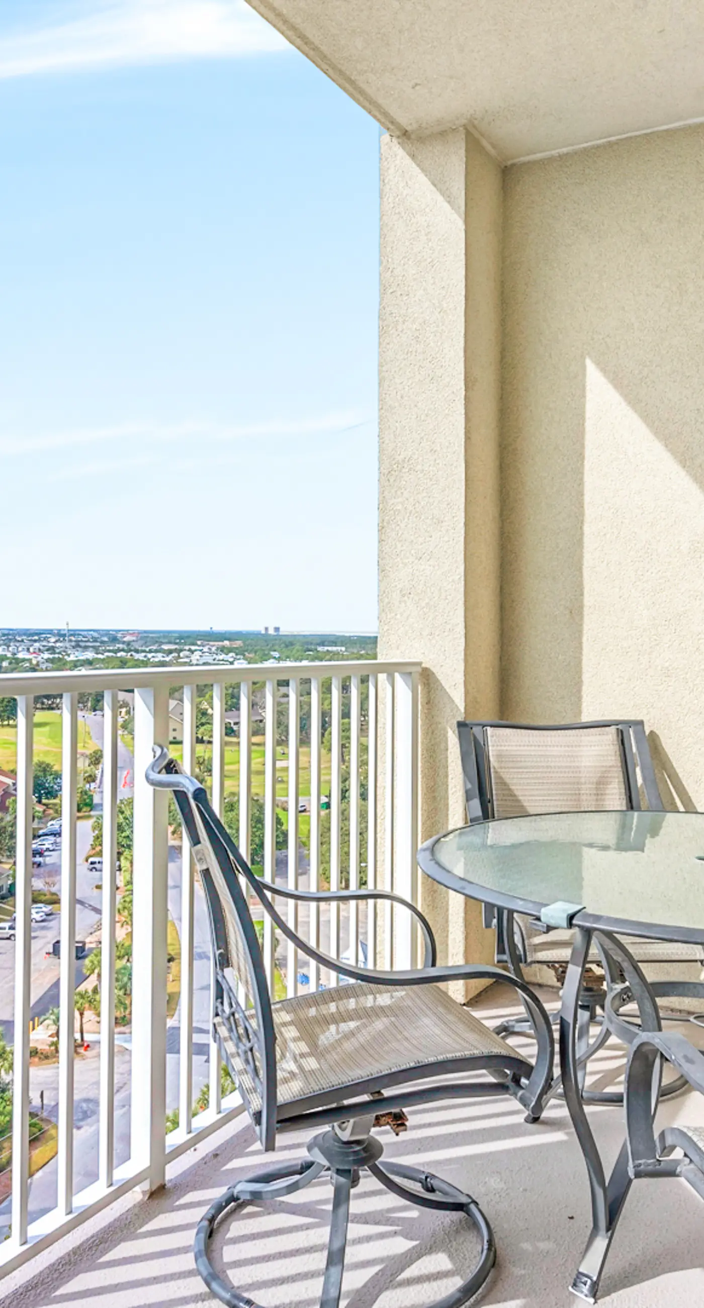 Convenient & well-equipped condo with partial beach views, shared pool & gym